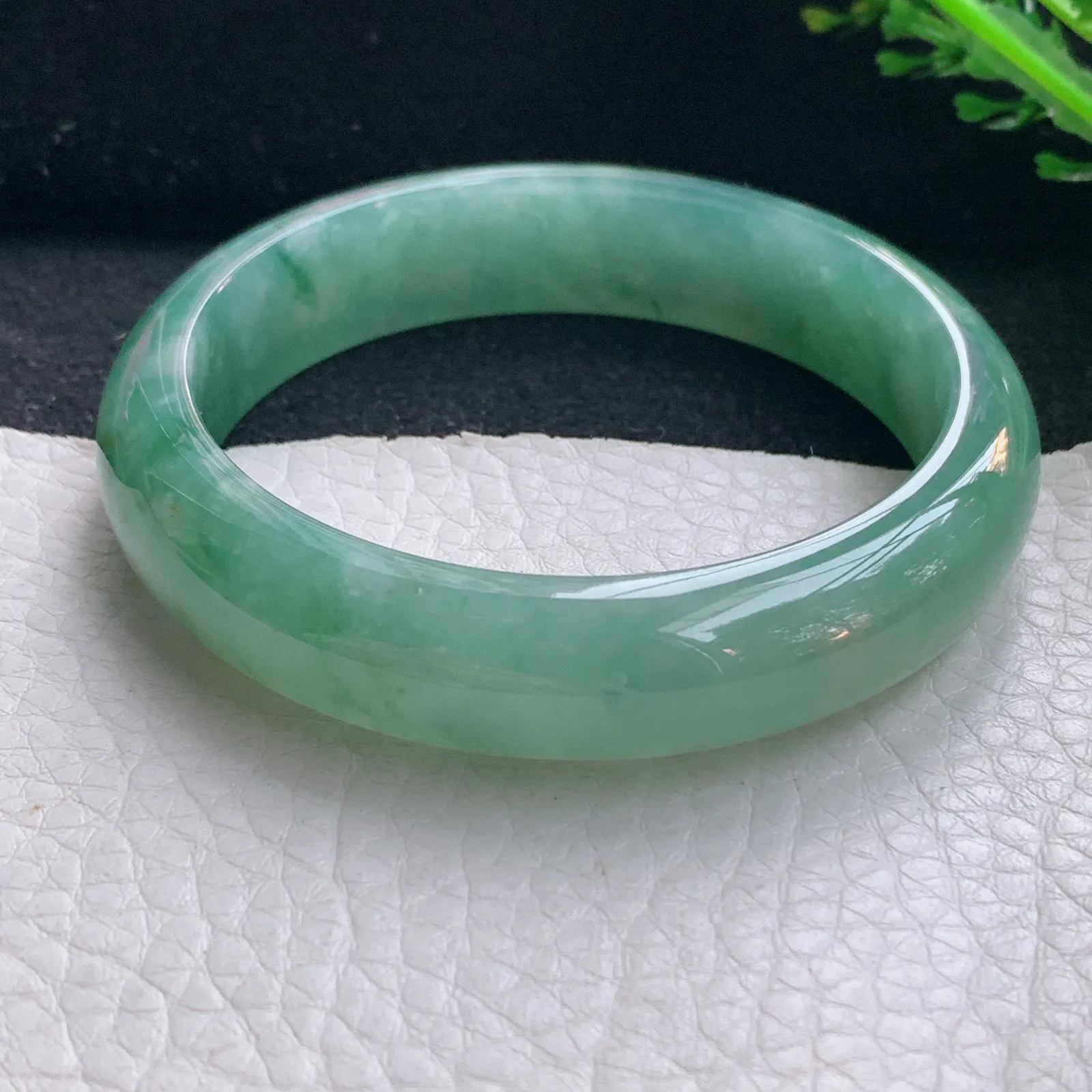 js自然光55*13.2*7.5平安镯 翡翠a货玉手冰润湖水绿宽边珠宝玉手环