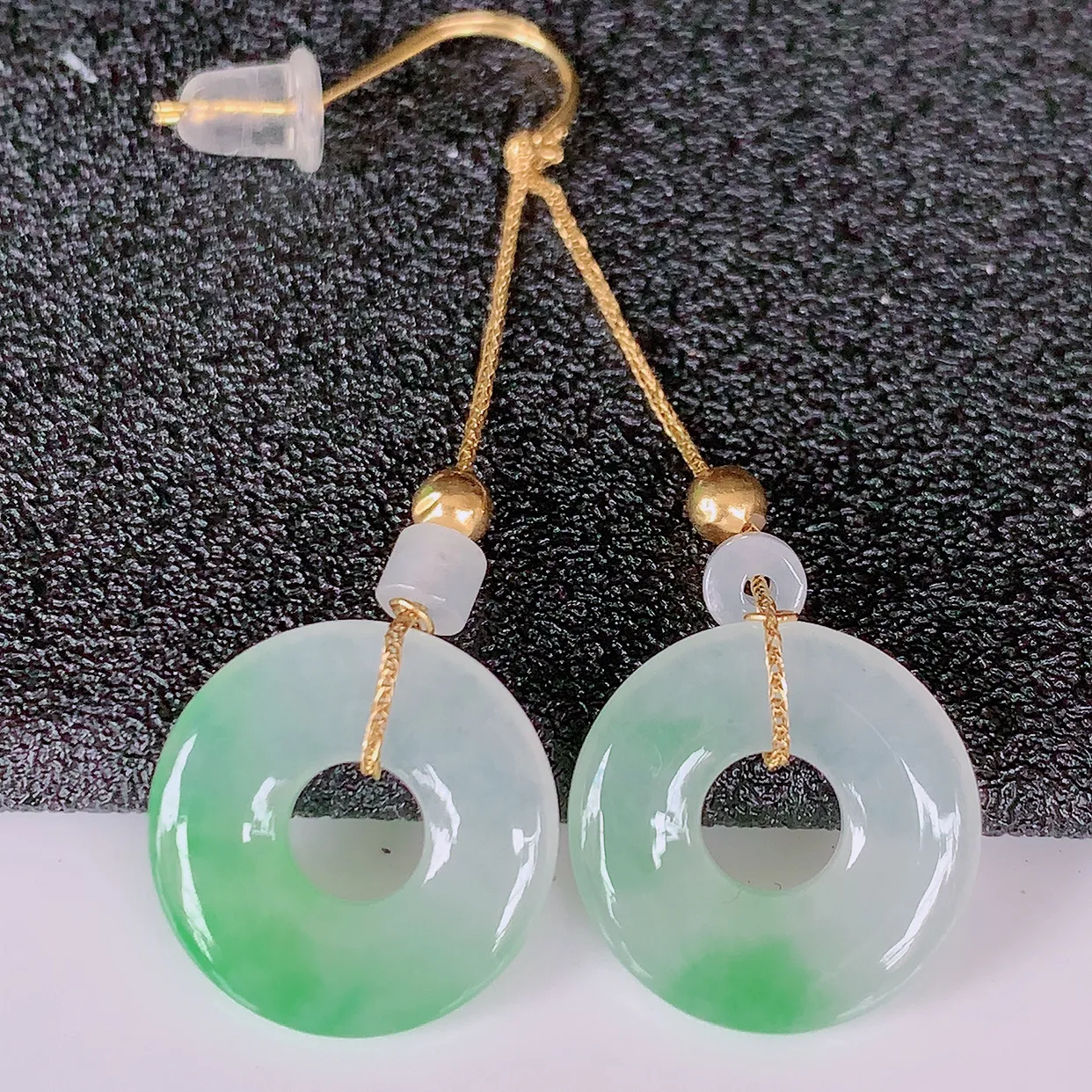 18k金镶嵌冰种飘绿翡翠平安扣耳坠，沁人心脾，耳坠佩戴效果大气出众，尽显气质。种水好，胶感足，颜相当