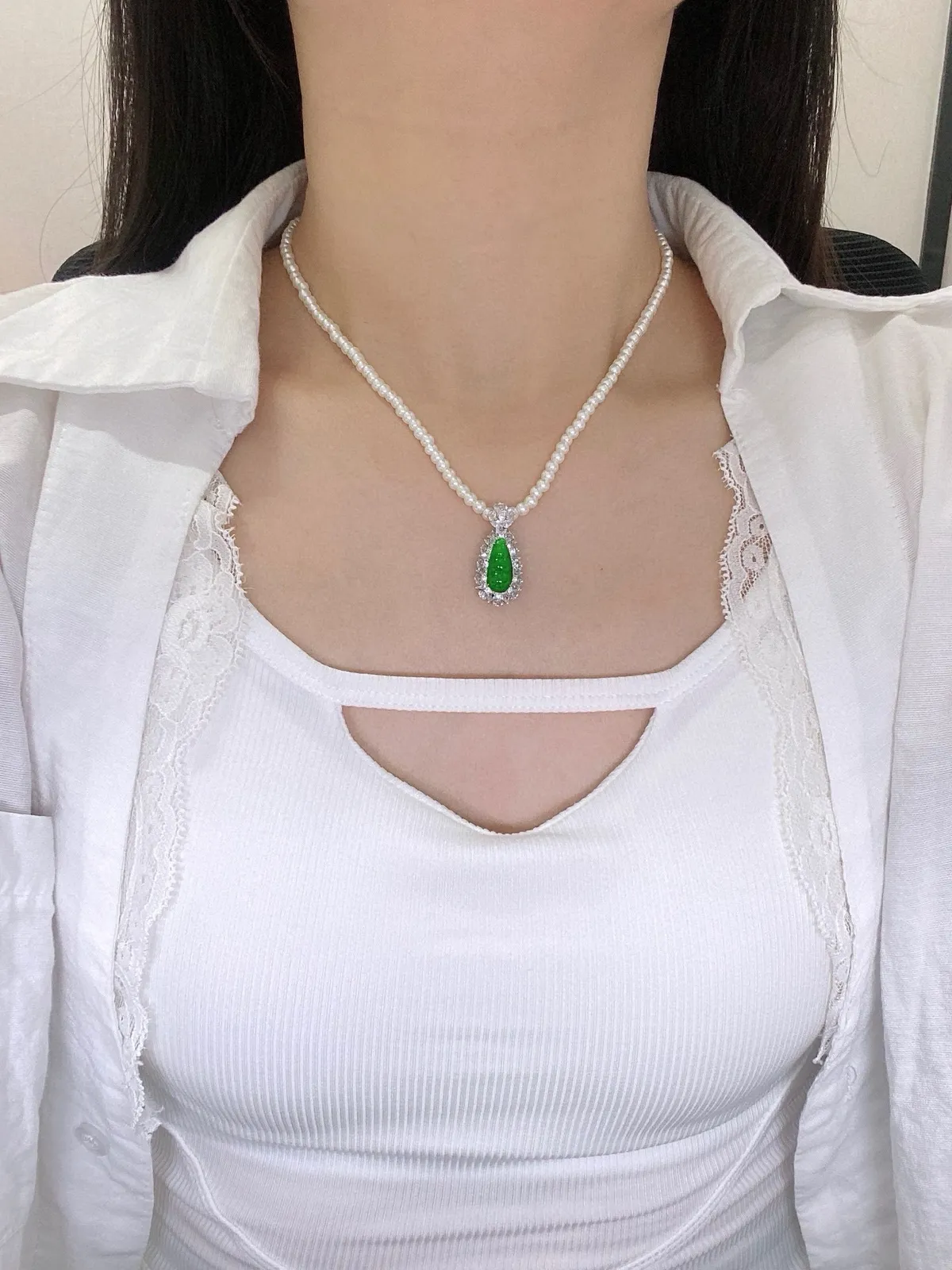 【冰种满绿福豆吊坠】小精品，种地上乘，冰感十足，通透起光，饱满圆润，18k金钻镶嵌，裸石尺寸14.5*6.7*3.6毫米。