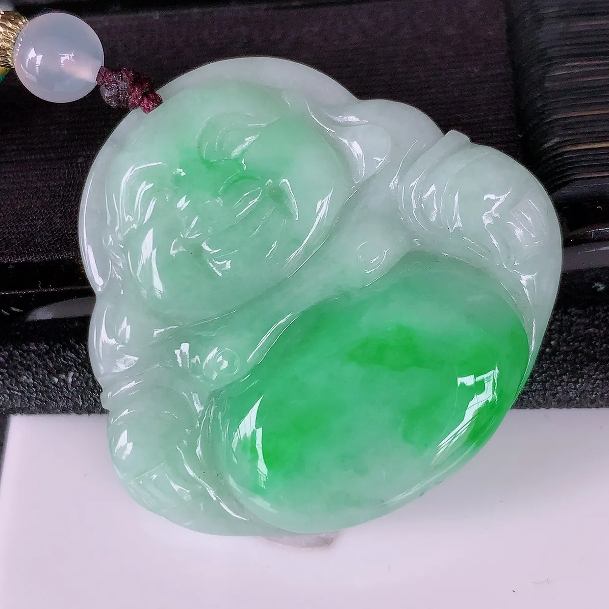 自然光实拍，冰润飘绿翡翠佛公吊坠，翡翠开心笑佛，种老水足，颜色漂亮，立体饱满圆润，佩戴效果赞#46.3