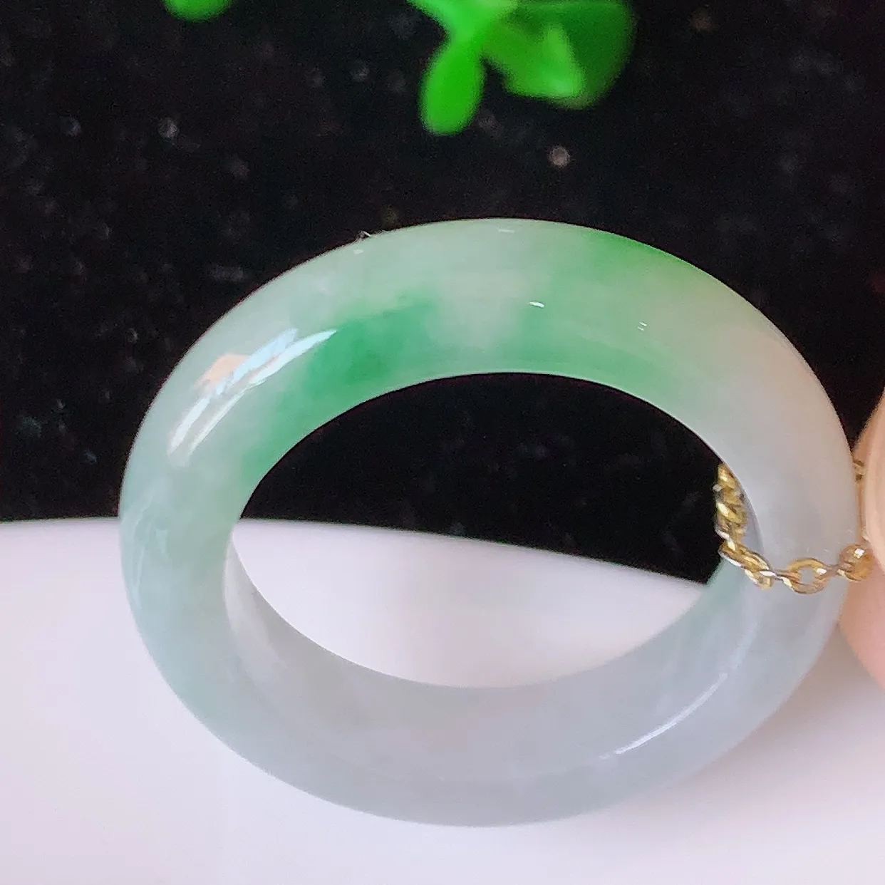 自然光实拍，19.7mm内径冰飘绿翡翠指环，玉戒指，玉质莹润，好精美好冰润的指环，21圈口，上手纤巧！#42.5尺寸19.7-5.5-3.9