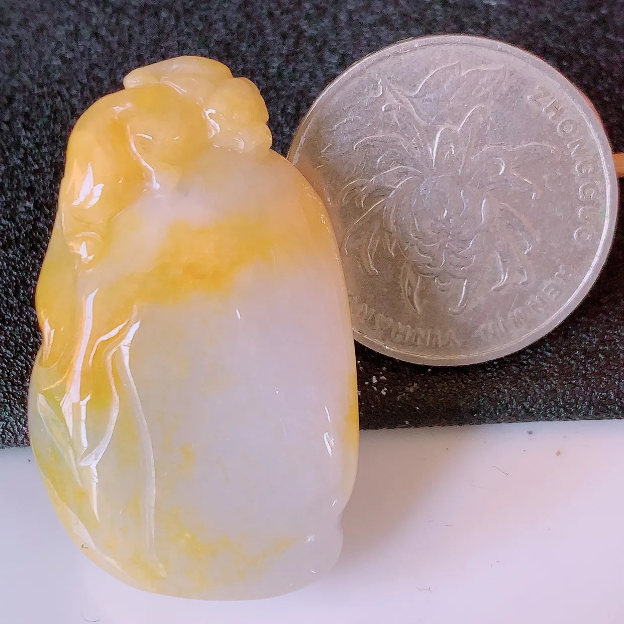 自然光实拍，冰润黄翡双彩翡翠生肖灵猴献瑞吊坠，翠色灵动，种老水足，寓意好，品相佳，佩戴佳品！#32.5