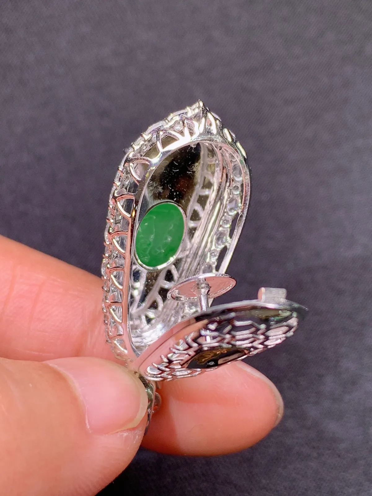 甜绿福豆吊坠，18k金镶嵌，色泽鲜阳，冰润细腻，种水足， 尺寸38*14.5*12.1