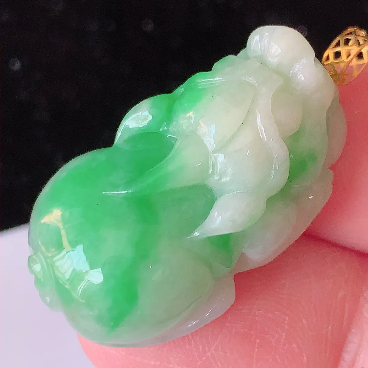 18K金镶嵌飘绿翡翠招财貔貅吊坠，民间有“一摸貔貅运程旺盛，再摸貔貅财运滚滚，三摸貔貅平步青云 ”的美好祝愿。#1.5