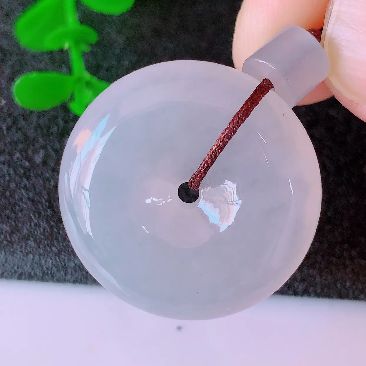 自然光实拍，冰种翡翠平安扣吊坠，形体饱满圆润，平安扣肥嘟嘟的，平平安安，种水很好，配戴精美！#41.5