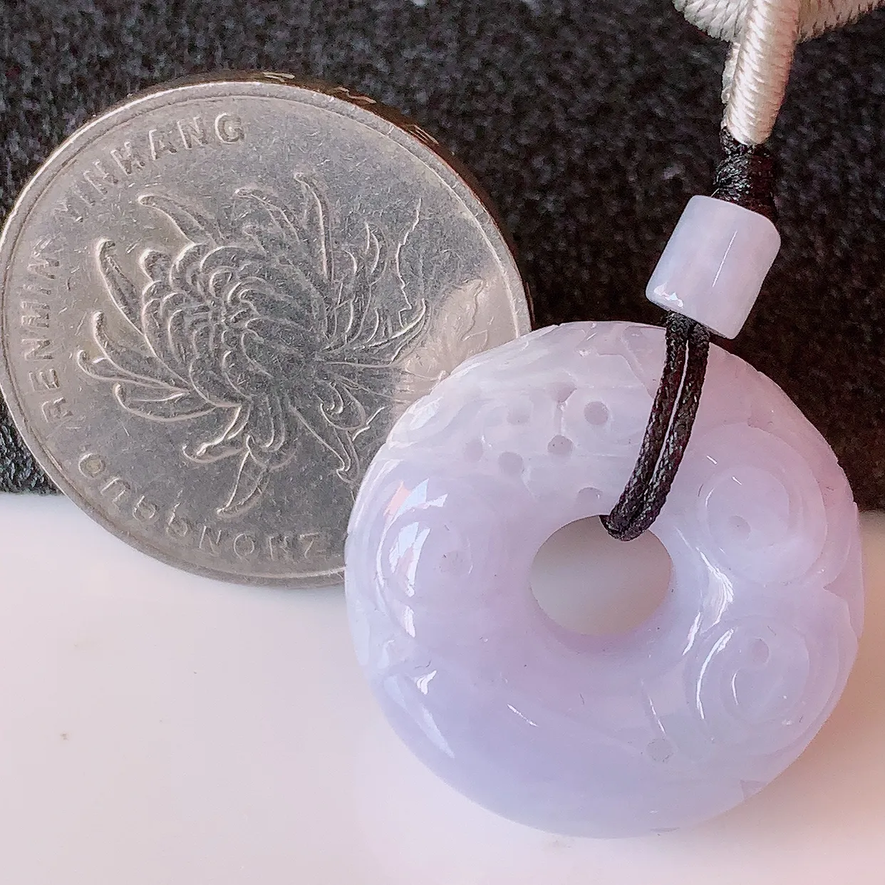 自然光实拍，冰润紫罗兰翡翠平安扣吊坠，形体饱满圆润，平安扣肥嘟嘟的，平平安安，种水很好，配戴精美！#57.5