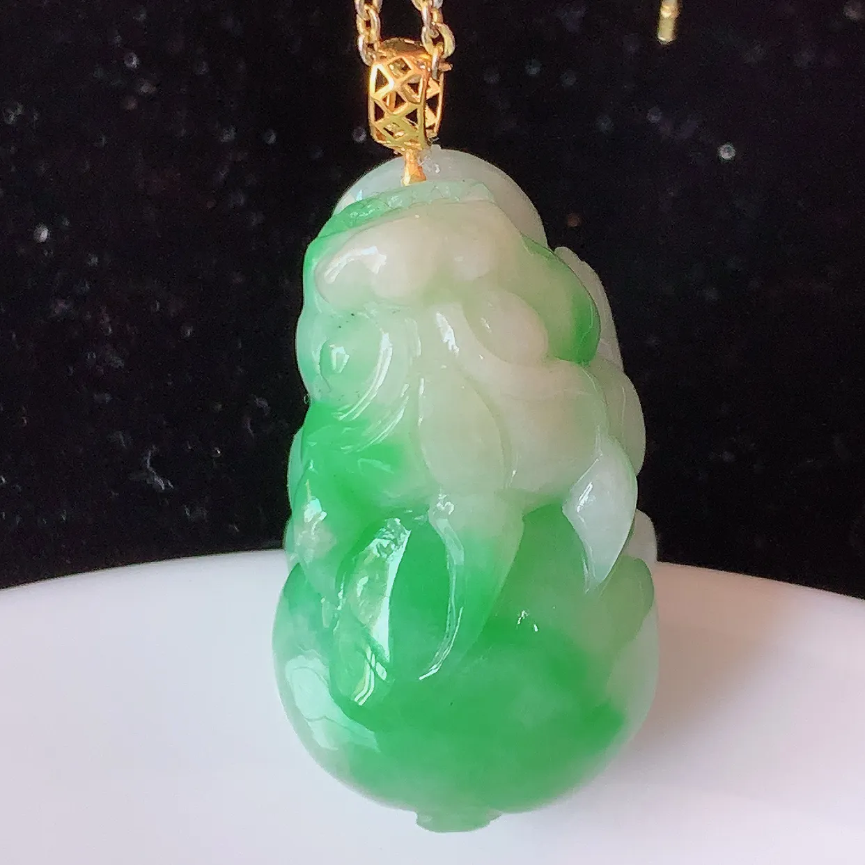 18K金镶嵌冰润飘绿貔貅翡翠吊坠，种老水足，雕工精湛 ，寓意美好，佩戴时尚出众！#1.5