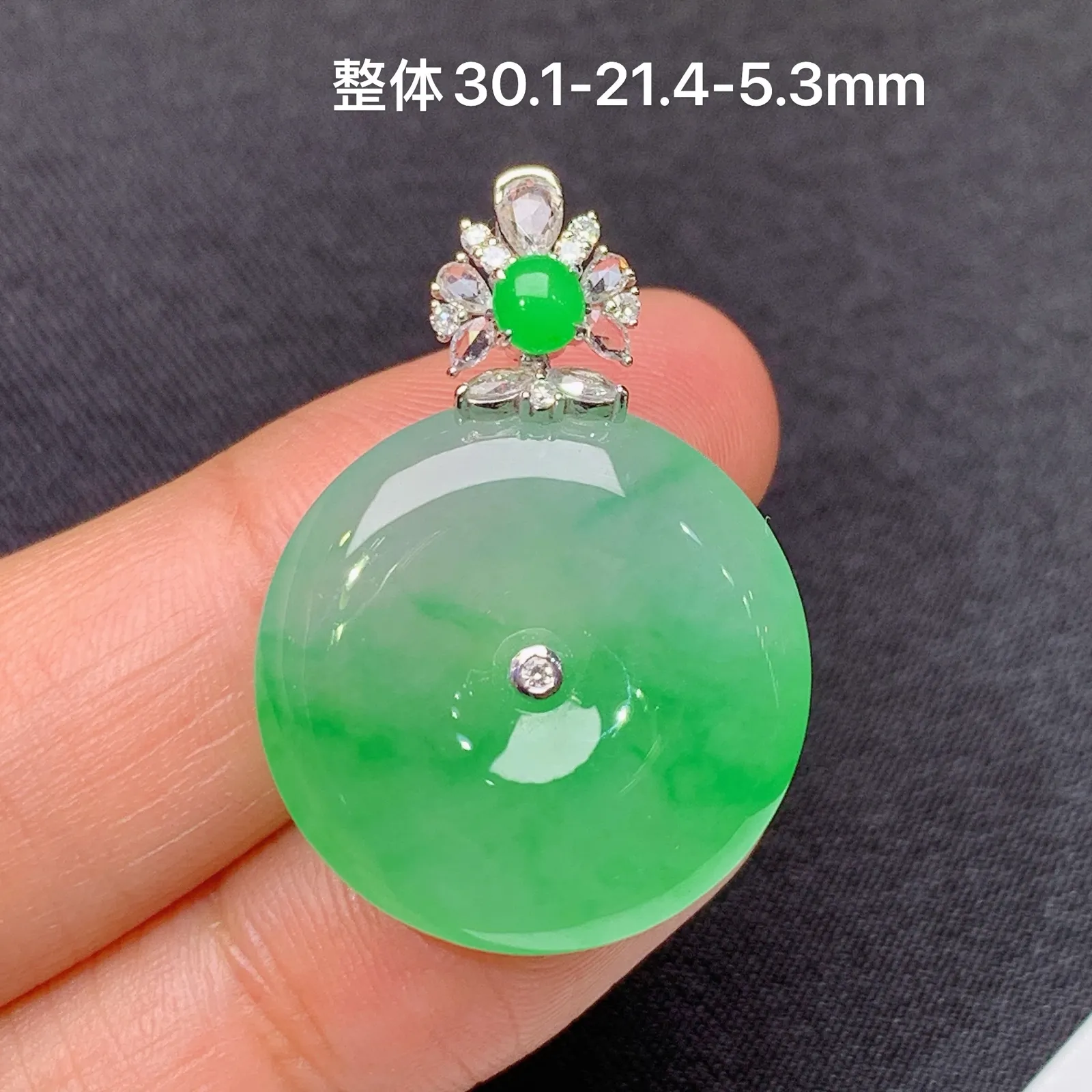 冰飘绿平安扣吊坠，18k金镶嵌，冰润色阳，玉质细腻，种水足 尺寸30.1*21.4*5.3