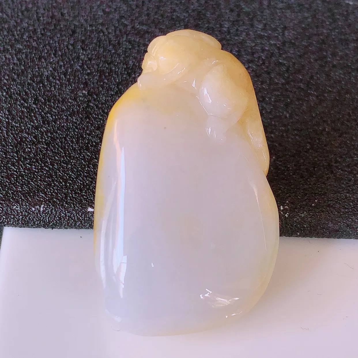 自然光实拍，冰润黄翡双彩翡翠生肖灵猴献瑞吊坠，翠色灵动，种老水足，寓意好，品相佳，佩戴佳品！#32.5