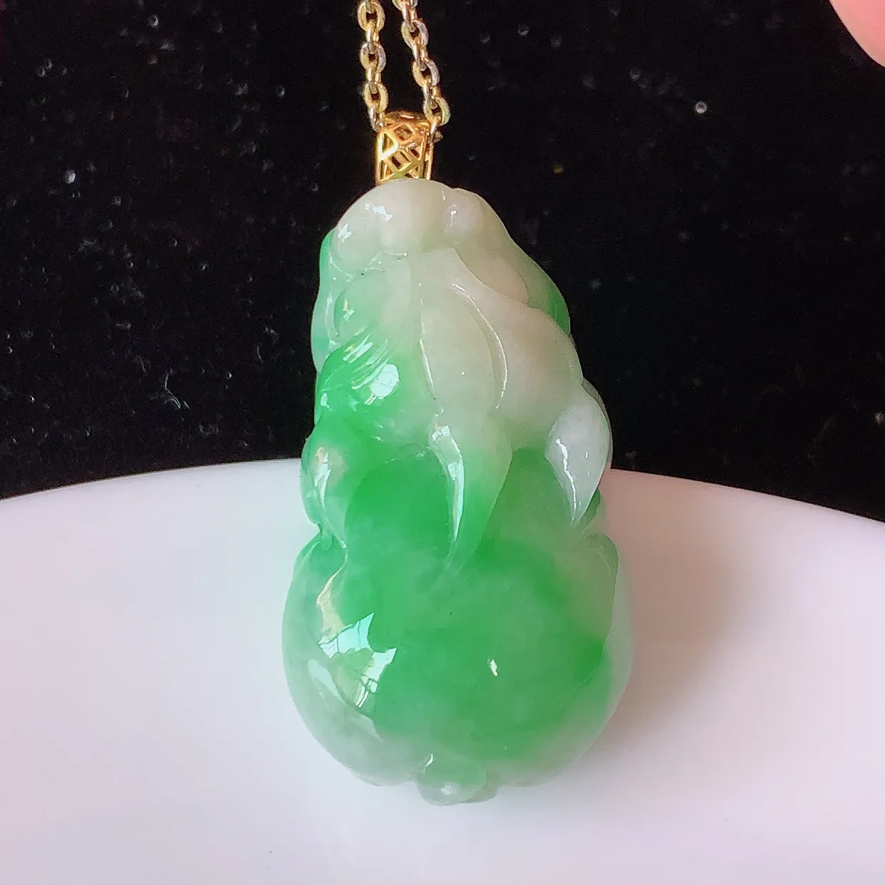 18K金镶嵌冰润飘绿貔貅翡翠吊坠，种老水足，雕工精湛 ，寓意美好，佩戴时尚出众！#1.5