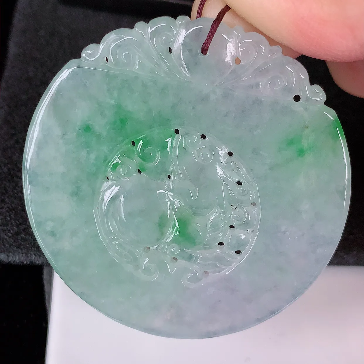 自然光实拍，冰飘绿翡翠麒麟吊坠，仿古招财进宝如意玉麒麟；冰透起莹，老坑冰润，镂空精雕工艺。佩戴翡翠麒麟挂坠，则是寓意吉祥平安、太平盛世、天下统一#57.3