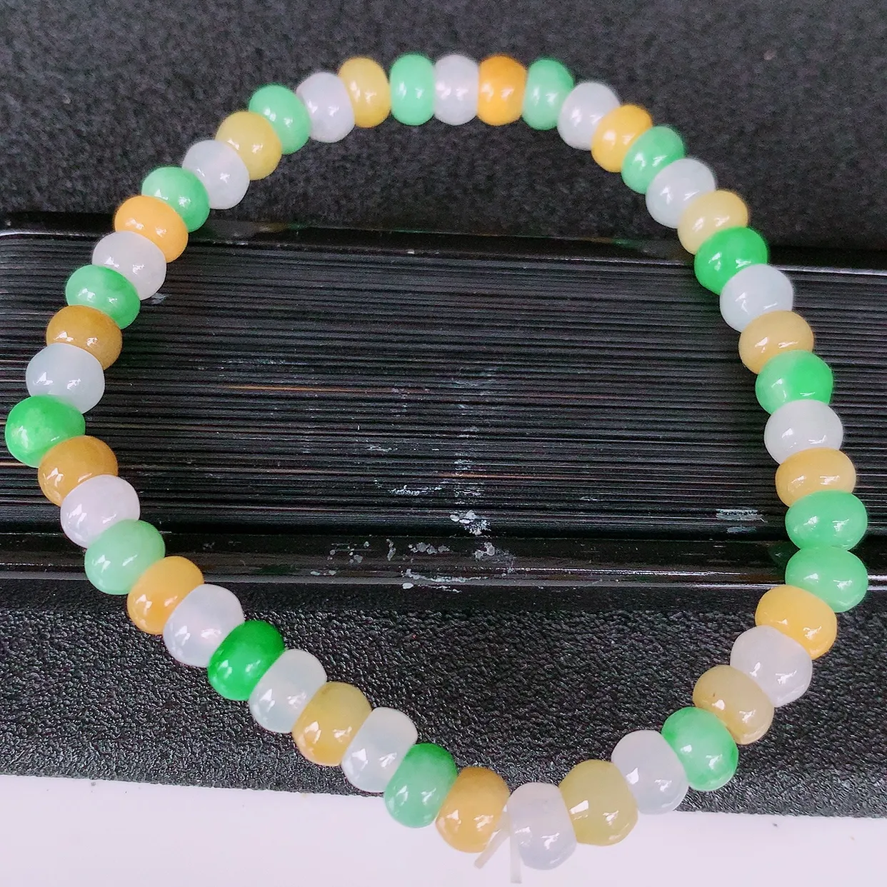 自然光实拍，冰三彩翡翠手链，多彩翡翠手串，颜色丰富，料子细腻，高档大气，自戴送礼佳品！#46.3取一尺寸5.5mm