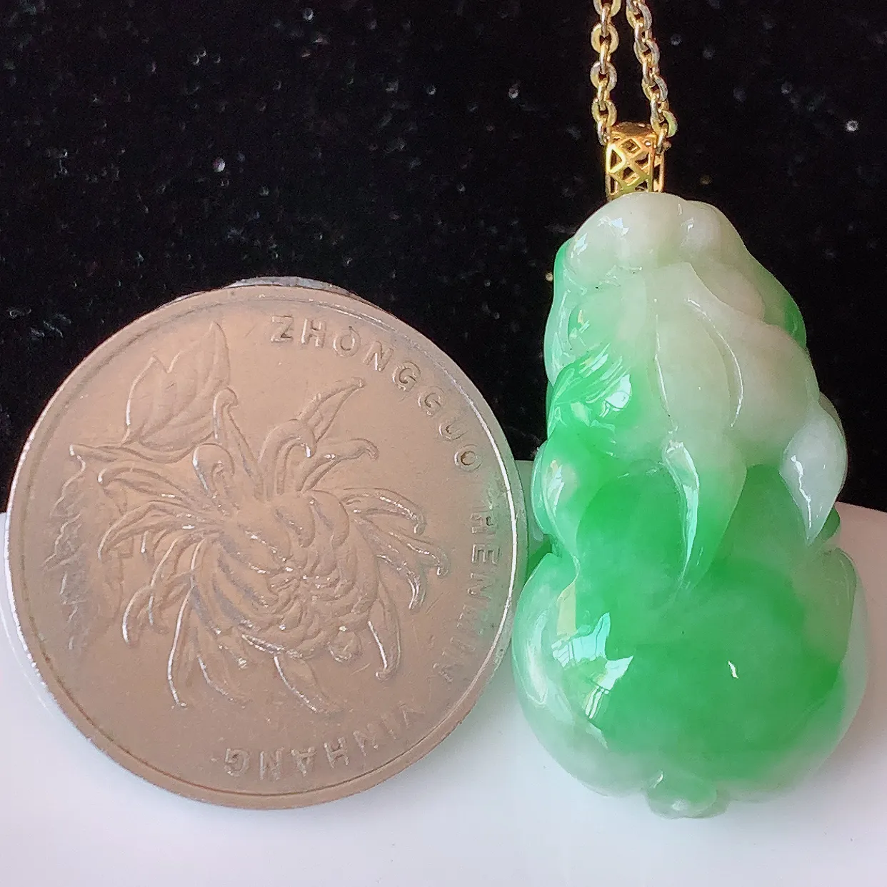 18K金镶嵌冰润飘绿貔貅翡翠吊坠，种老水足，雕工精湛 ，寓意美好，佩戴时尚出众！#1.5
