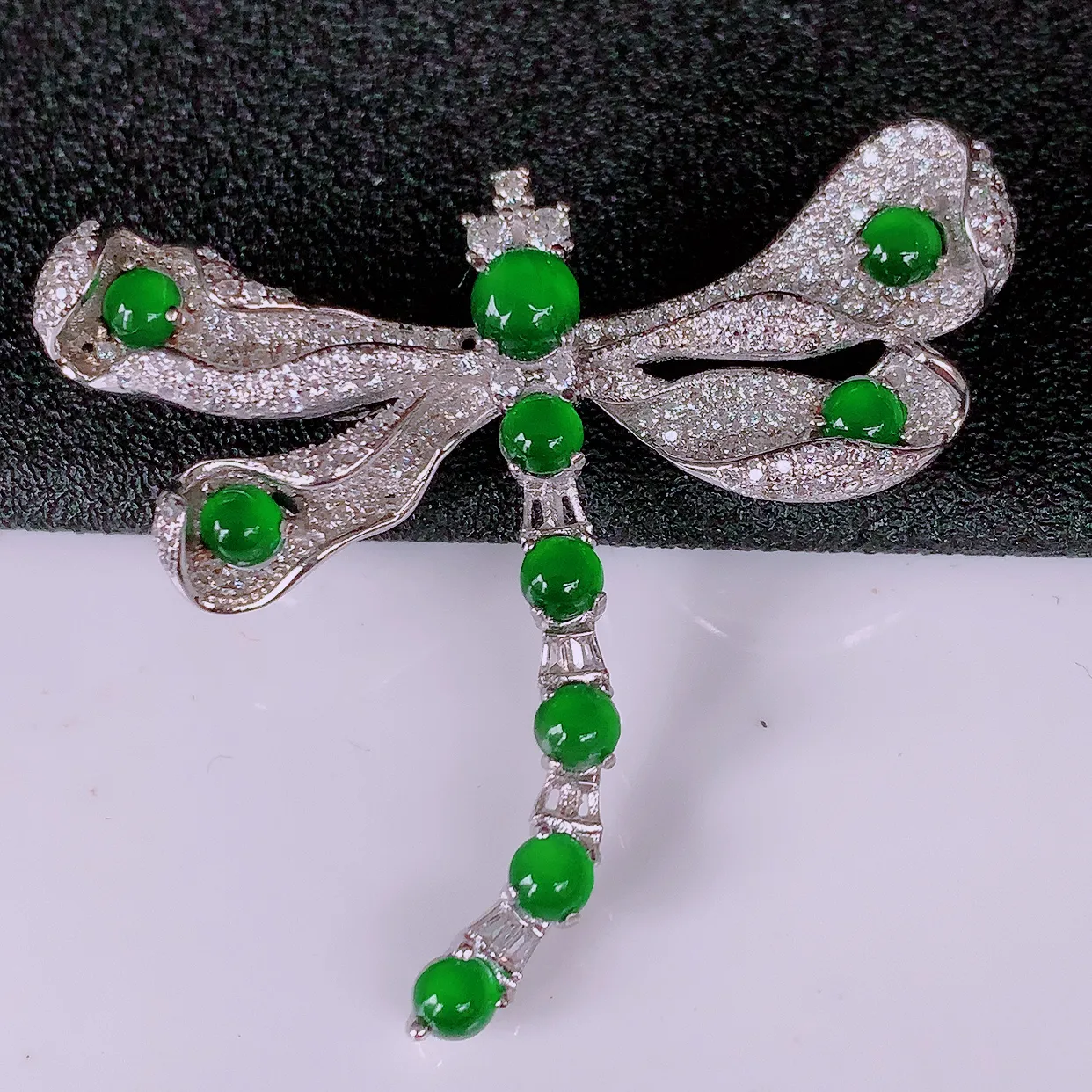 冰透满绿翡翠925银镶嵌蜻蜓胸针，自然光实拍，翠色灵动，颜色漂亮，种老水足，品相佳，佩戴佳品！#97.3整体38*43*8.2裸石4.6*4.6