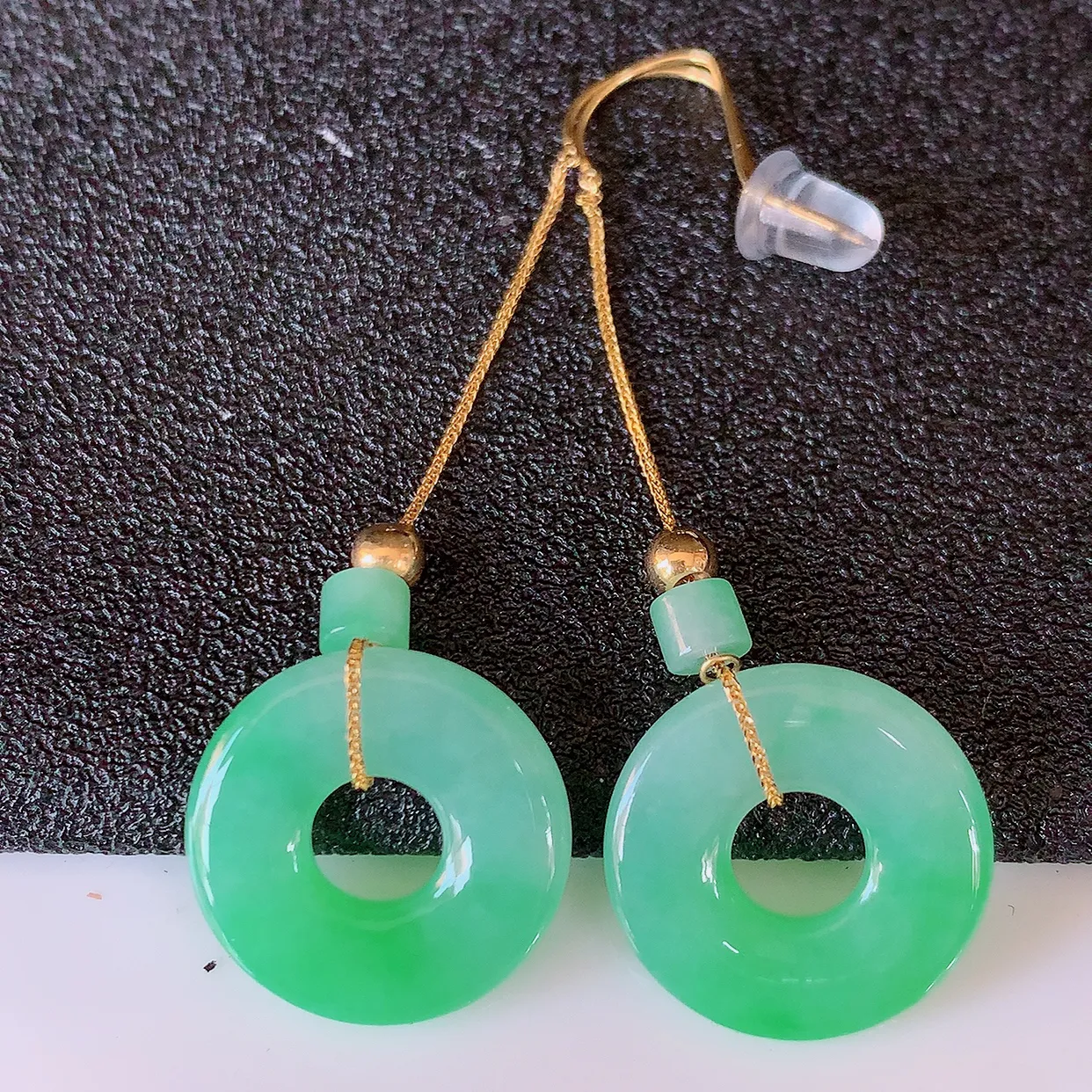 18k金镶嵌冰种飘绿翡翠平安扣耳坠，沁人心脾，耳坠佩戴效果大气出众，尽显气质。种水好，胶感足，颜相当漂亮，高性价比，值得入手品鉴！#41.5整体44.5裸石15*2.6