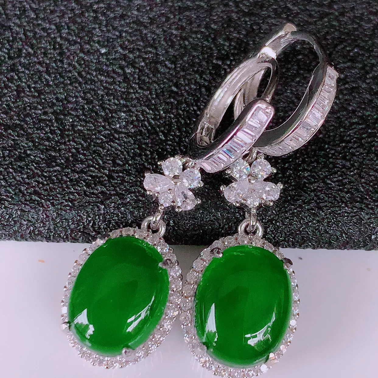 冰透满绿翡翠925银镶嵌，自然光实拍，翠色灵动，颜色漂亮，种老水足，品相佳，佩戴佳品！#97.3整体30.5*10*6裸石10*8