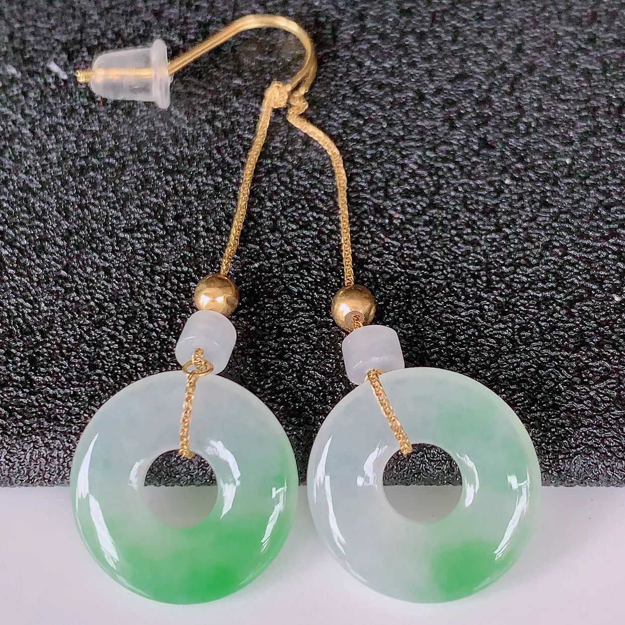 18k金镶嵌冰种飘绿翡翠平安扣耳坠，沁人心脾，耳坠佩戴效果大气出众，尽显气质。种水好，胶感足，颜相当漂亮，高性价比值得入手品鉴！#41.3整体47裸石13.8*2.8mm