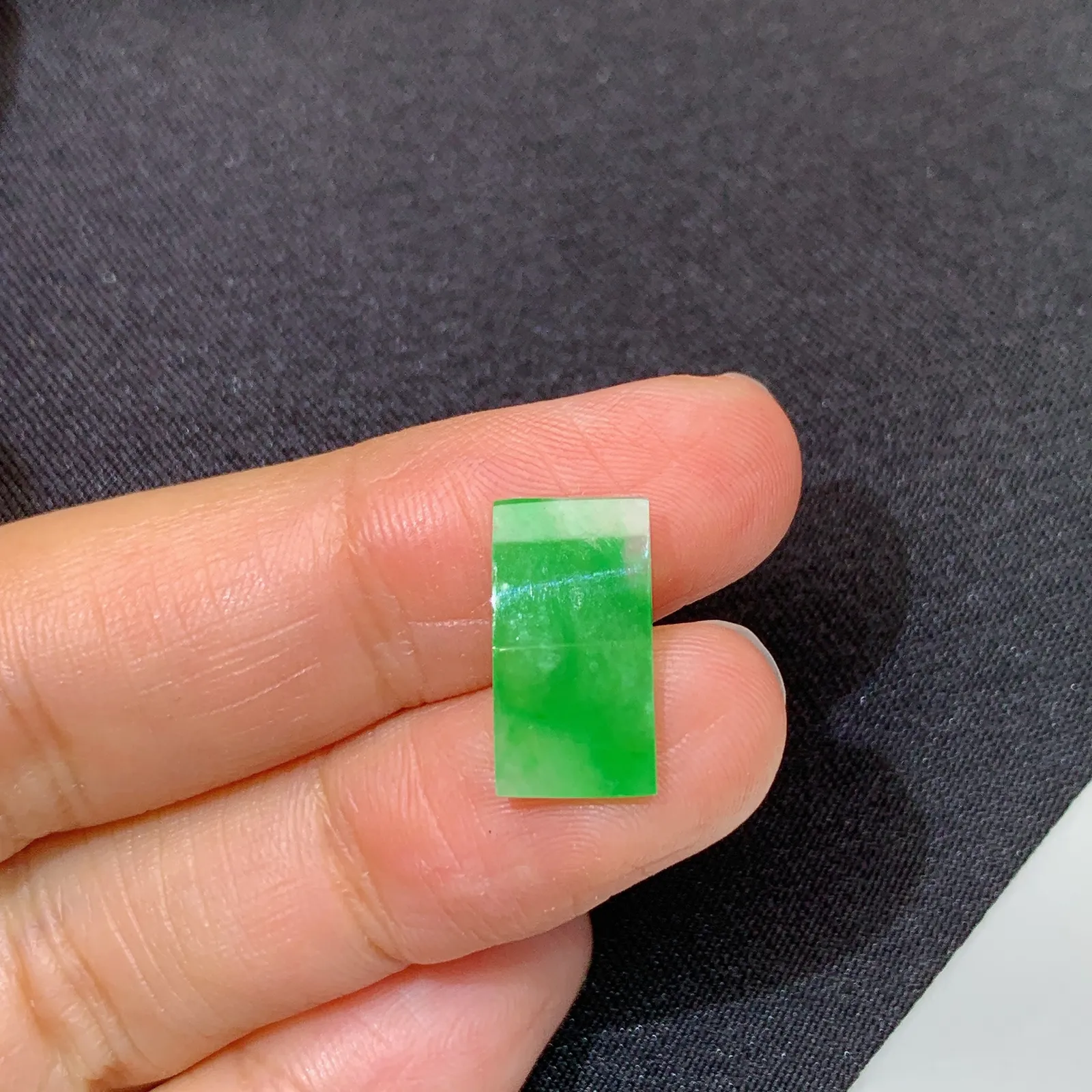 冰飘绿马鞍，镶嵌佳品，冰润色阳，种水足 尺寸14.5*7.7*1.1