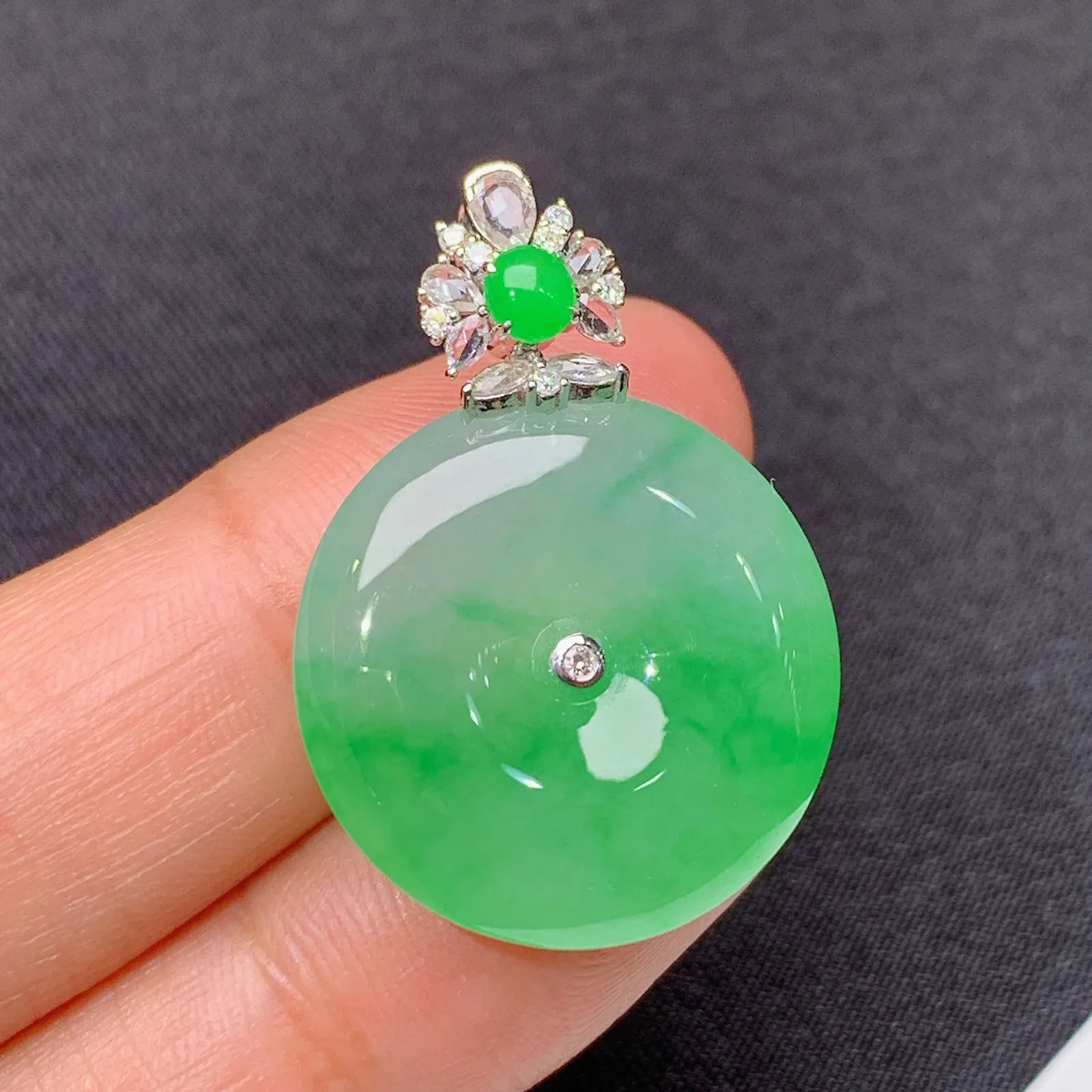 冰飘绿平安扣吊坠，18k金镶嵌，冰润色阳，玉质细腻，种水足 尺寸30.1*21.4*5.3