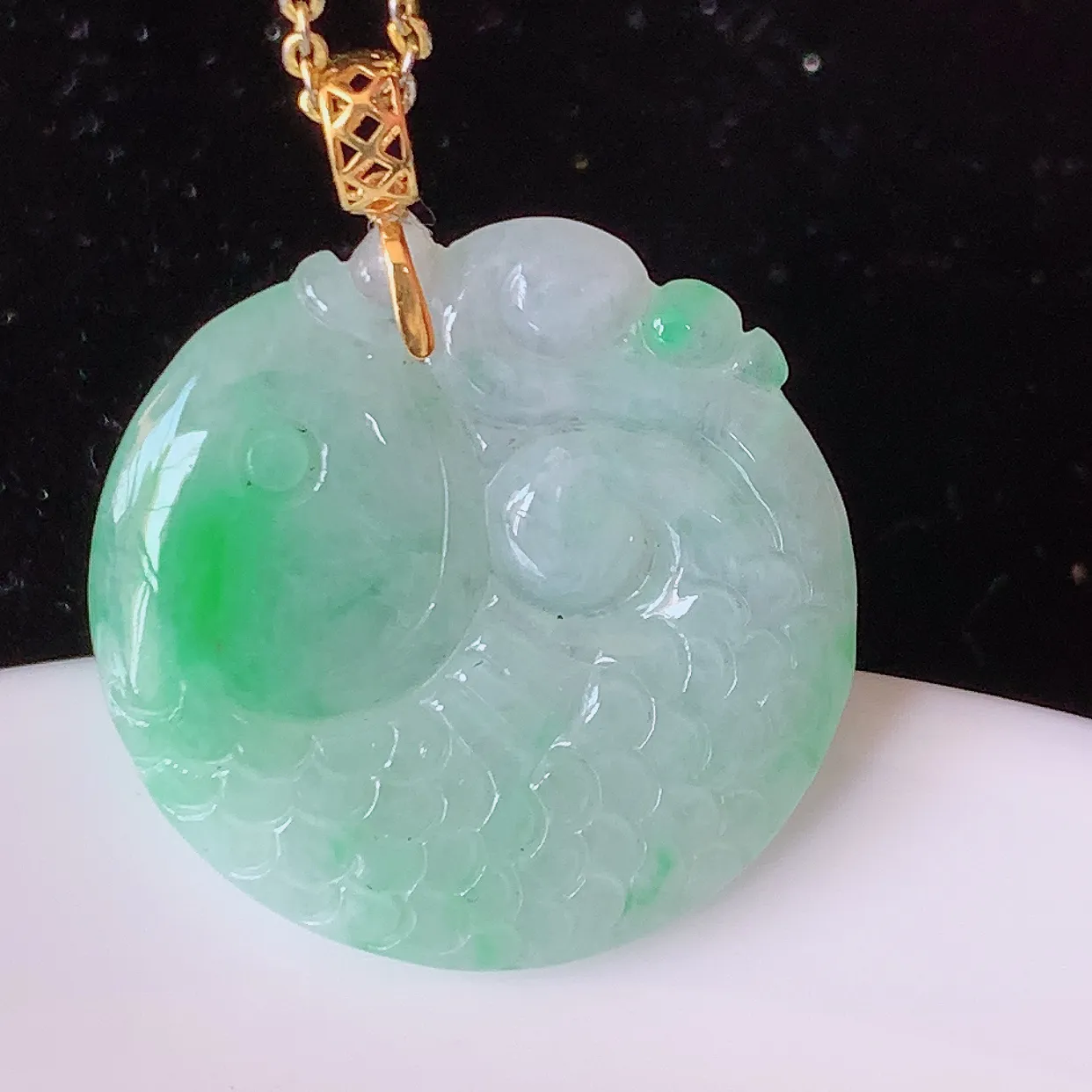 自然光实拍，18K金镶嵌冰润飘绿翡翠年年有余，自由自在玉吊坠，寓意财源广进，雕工婉约，栩栩如生，佩戴优雅迷人！#1.5