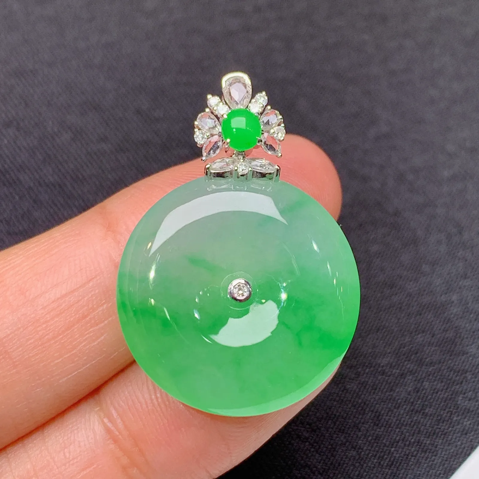 冰飘绿平安扣吊坠，18k金镶嵌，冰润色阳，玉质细腻，种水足 尺寸30.1*21.4*5.3