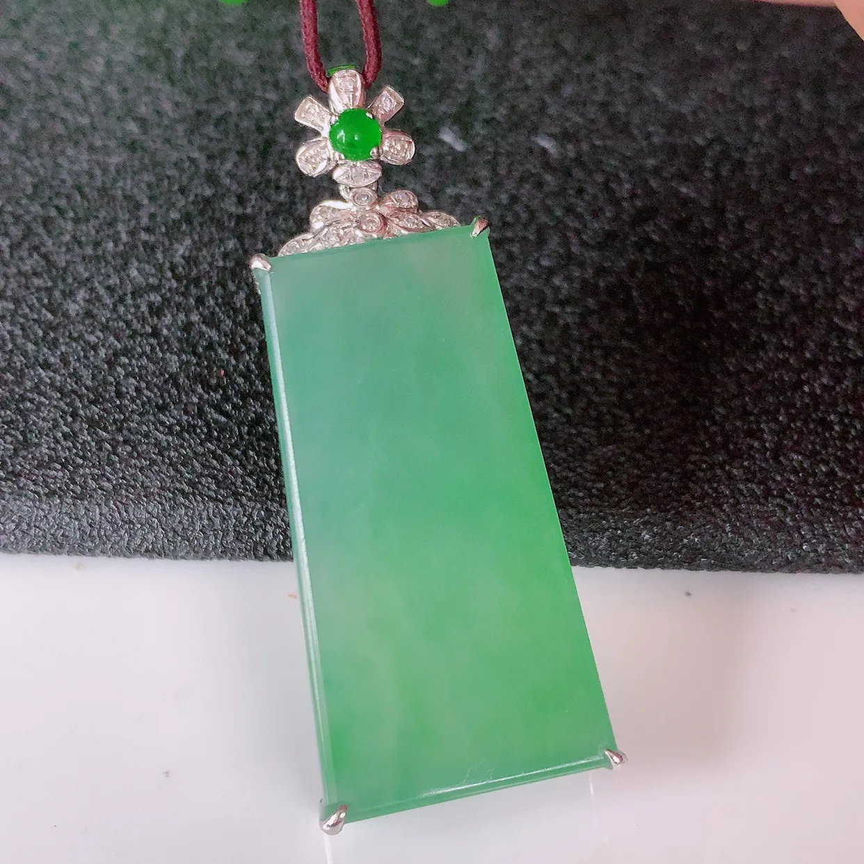 自然光实拍，18K金镶嵌冰种满绿翡翠平安无事牌吊坠，平平安安，无事牌翠色灵动，佩戴平安时尚！#00.3整体40*16*6.5裸石29*15