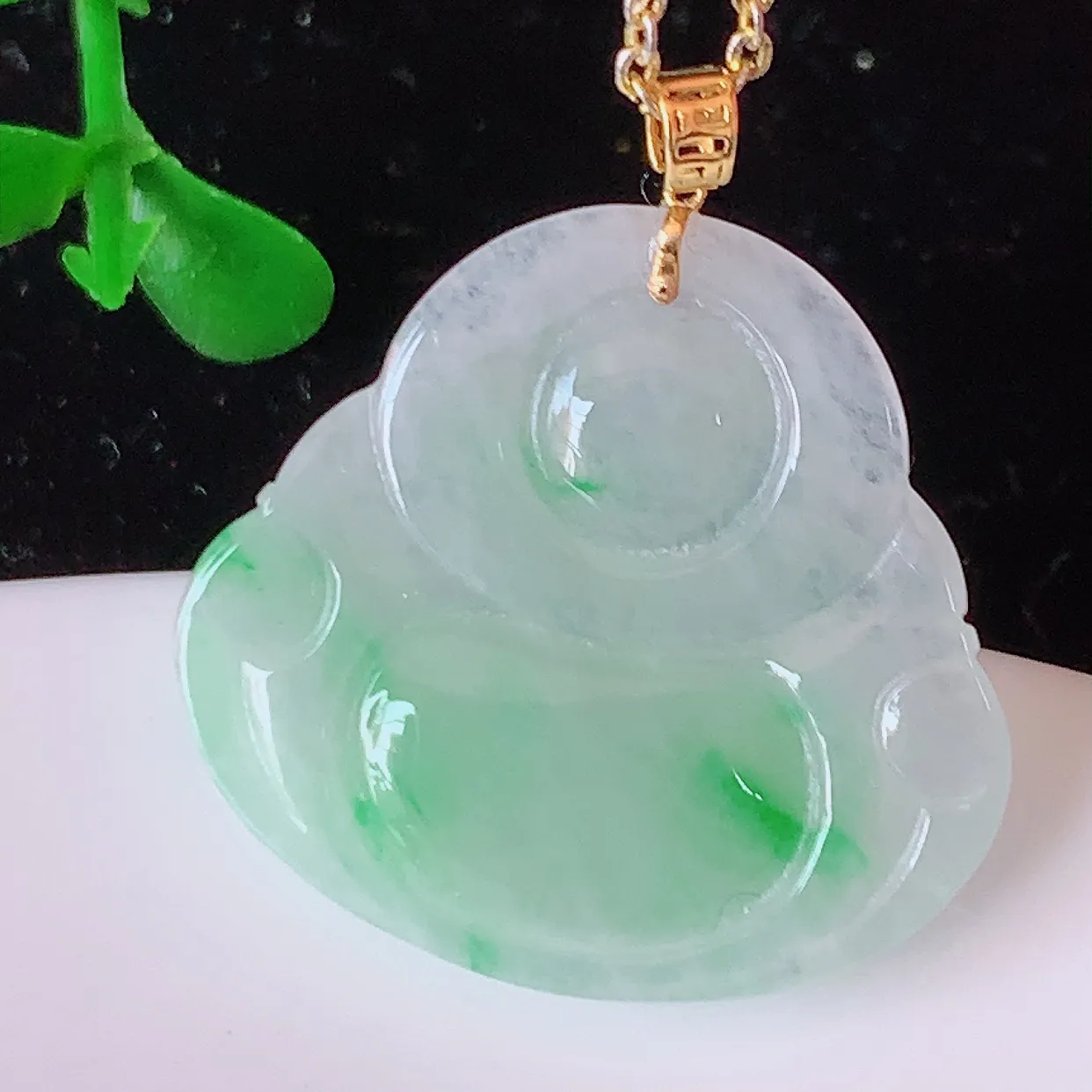 18k金镶嵌冰飘绿翡翠佛公吊坠，款式新颖，佩戴效果时尚出众，尽显气质，水润精细，美感十足。#42.5