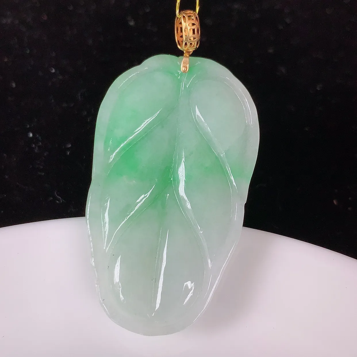 18K金镶嵌飘绿翡翠叶子吊坠 ，种水足，色泽清新，工艺精湛，叶子寓意美好；金枝玉叶，事业有成。#35.6