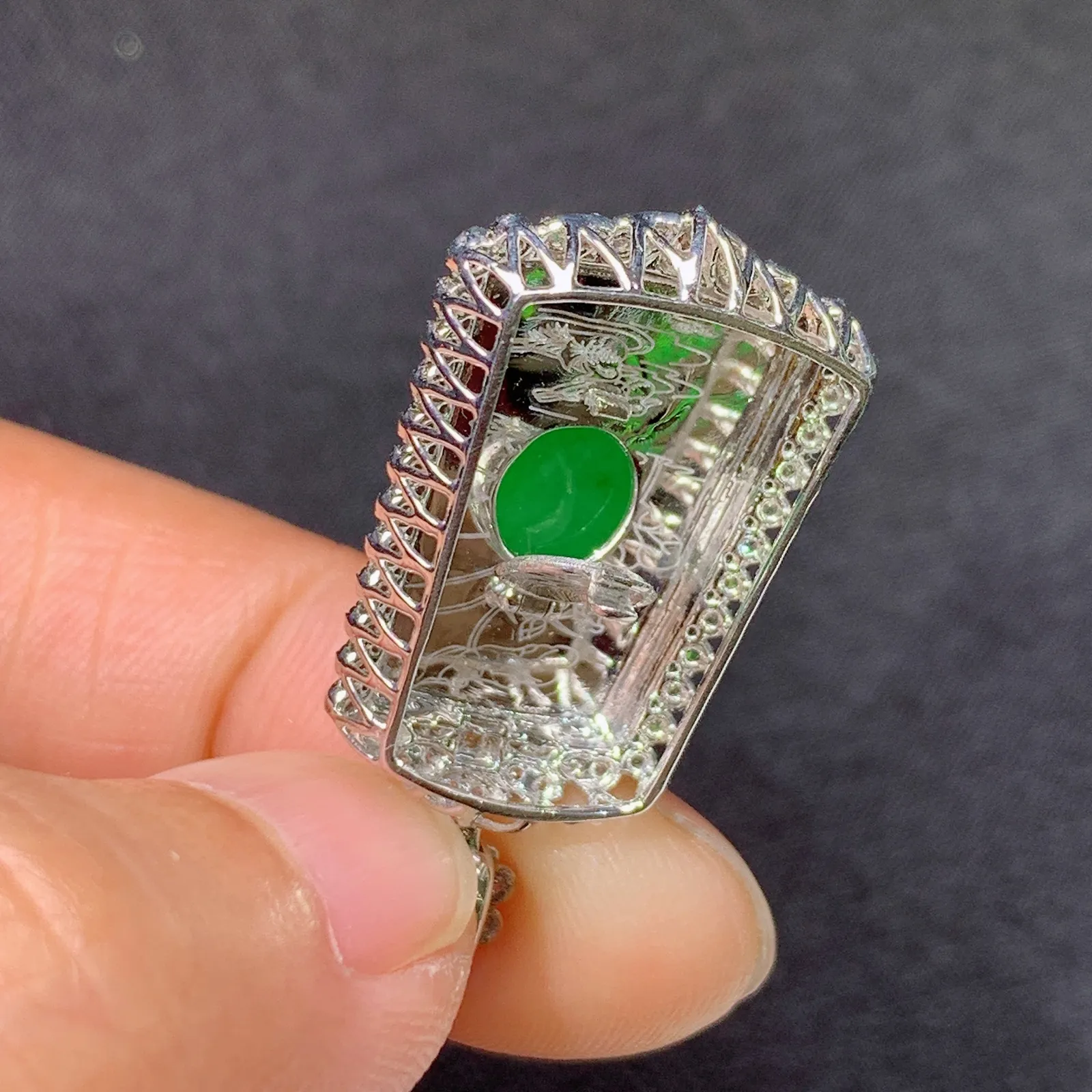 阳绿无事牌吊坠，18k金镶嵌，冰润色阳，种老水足 尺寸32.3*15.7*8.7