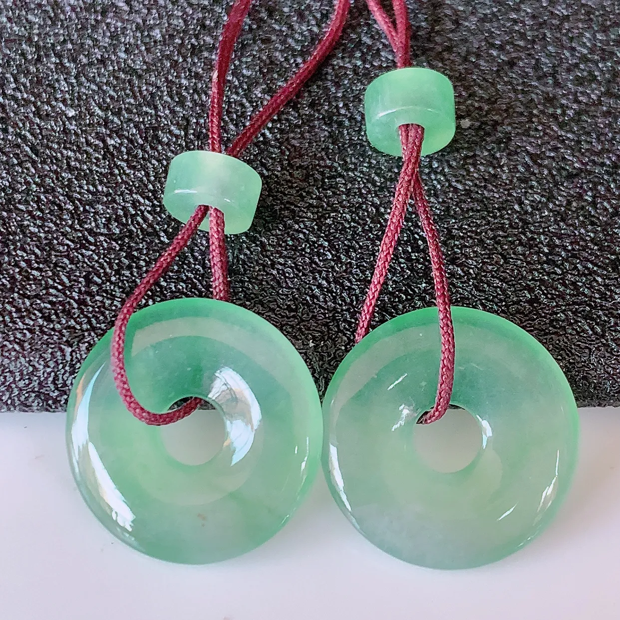 自然光实拍，冰种飘花翡翠一对平安扣耳坠，翠色灵动，玉质细腻，颜色漂亮，品相佳，佩戴佳品！配图银线 #1.5