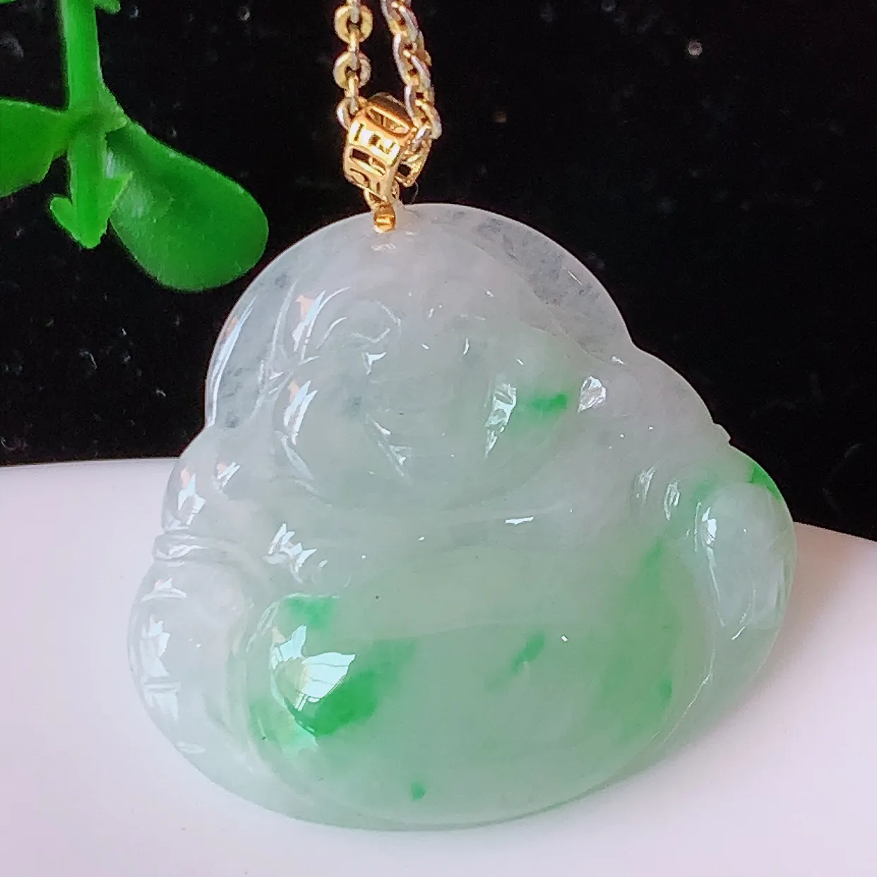 18k金镶嵌冰飘绿翡翠佛公吊坠，款式新颖，佩戴效果时尚出众，尽显气质，水润精细，美感十足。#42.5