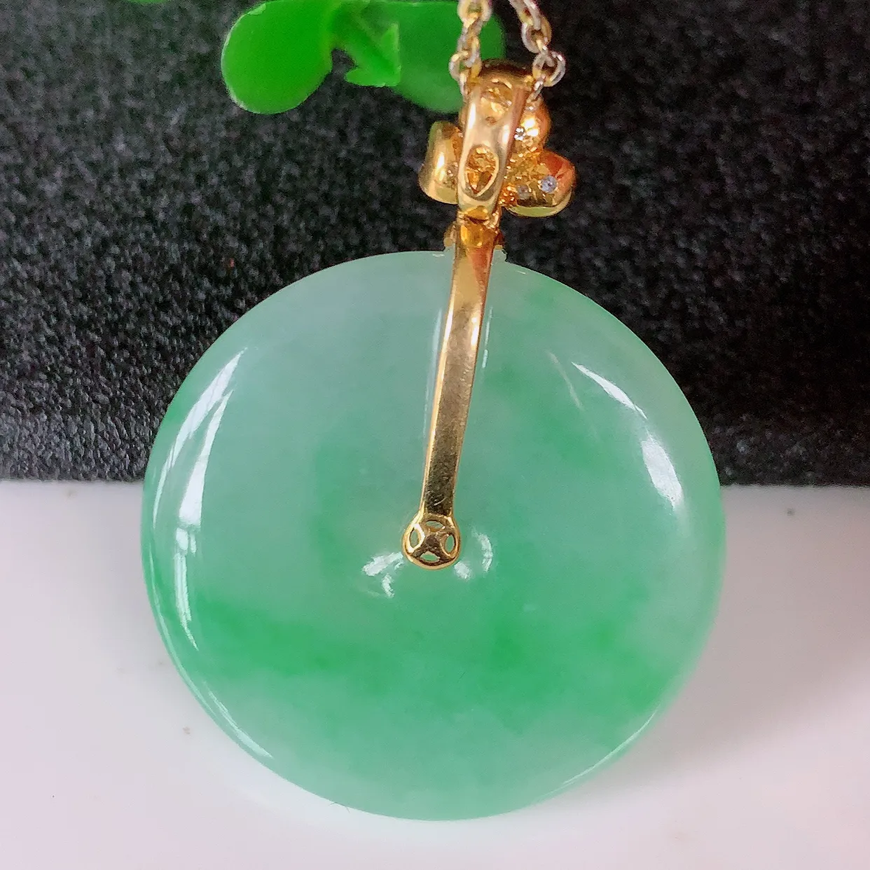 自然光实拍，18K金镶嵌水润翡翠平安扣吊坠，玉扣，冰润光泽，寓意平平安安，平安扣佩戴时尚漂亮！#00.3整体33.5*25.5*5.5裸石25.5*25.5