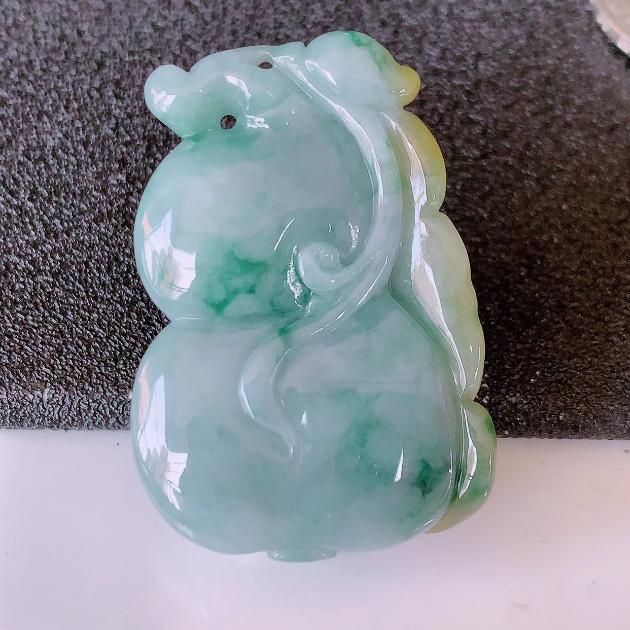 自然光实拍，冰润三彩翡翠福禄葫芦吊坠，翠色灵动，种老水足，寓意好，品相佳，佩戴佳品！#32.5