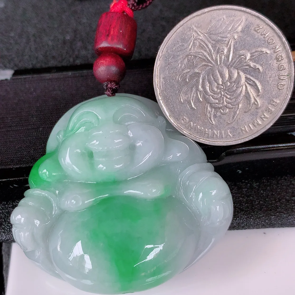自然光实拍，大件冰润飘绿翡翠佛公吊坠，翡翠开心笑佛，种老水足，颜色漂亮，立体饱满圆润，佩戴效果赞#46.3