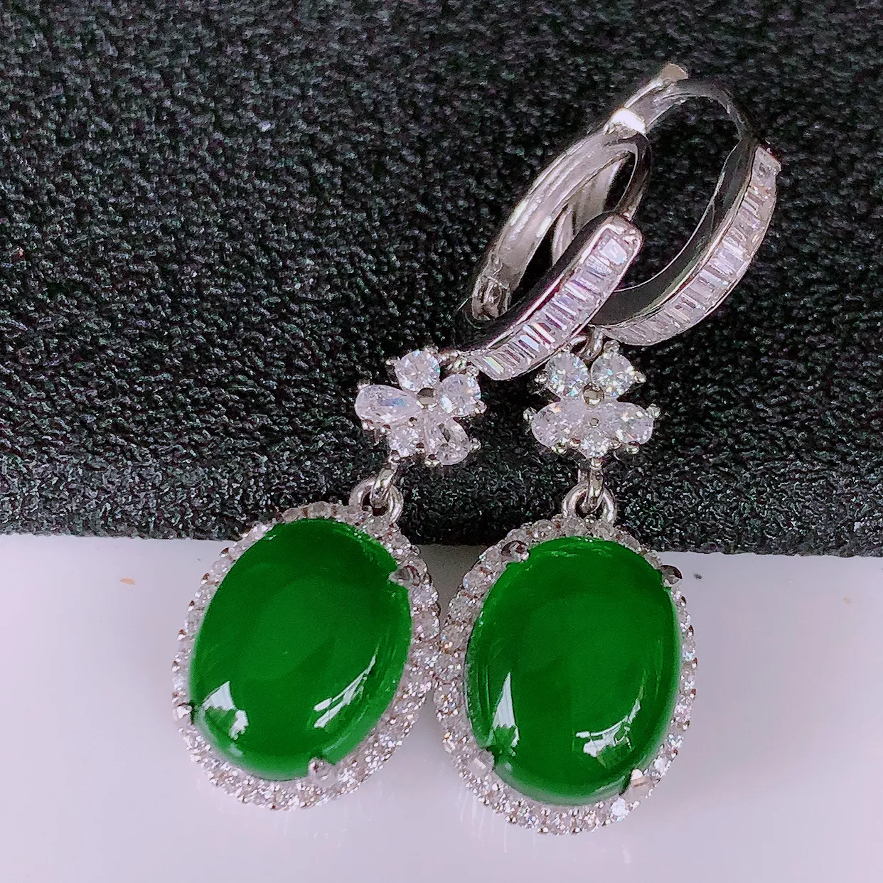 冰透满绿翡翠925银镶嵌，自然光实拍，翠色灵动，颜色漂亮，种老水足，品相佳，佩戴佳品！#97.3整体30.5*10*6裸石10*8