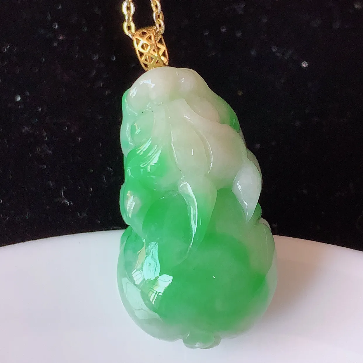 18K金镶嵌冰润飘绿貔貅翡翠吊坠，种老水足，雕工精湛 ，寓意美好，佩戴时尚出众！#1.5