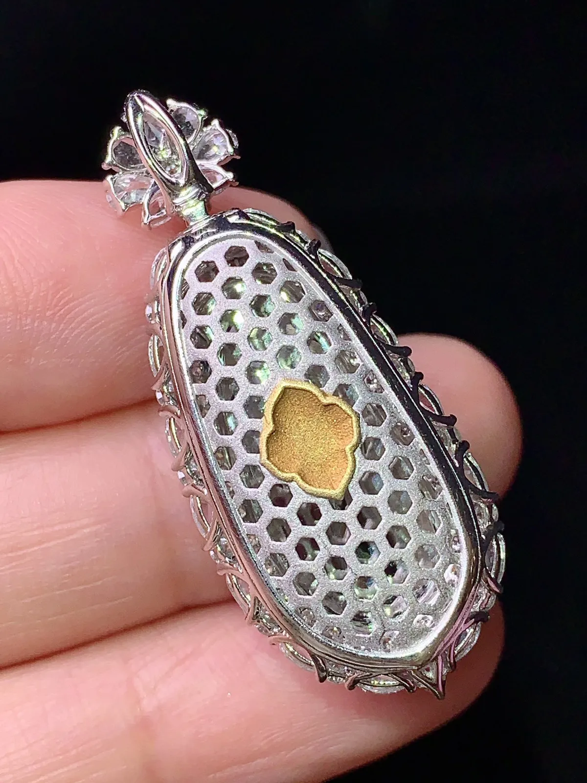 18k金钻镶嵌满绿四季豆吊坠 玉质细腻 色泽清新艳丽 整体尺寸38.5*16.2*11.5