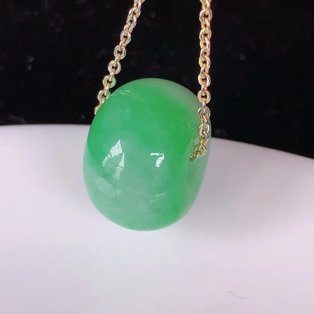 自然光实拍，水润飘绿翡翠路路通吊坠，寓意时来运转、财源滚滚，款式新颖时尚，日常百搭的款！配图银链#05.3