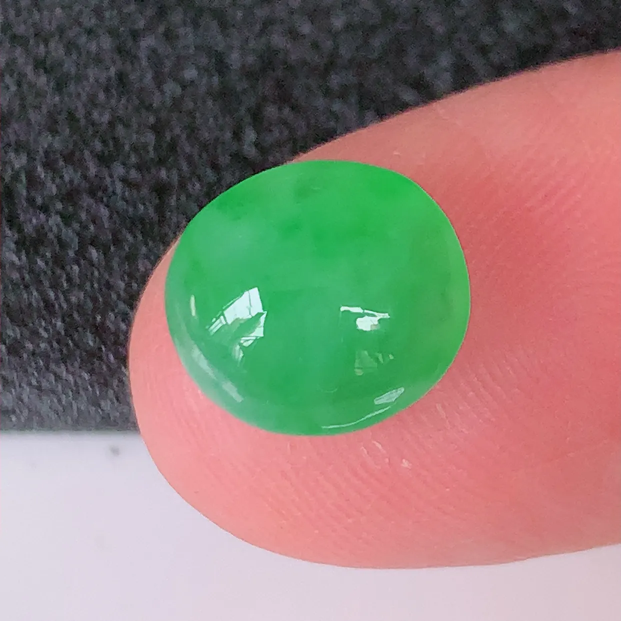 自然光实拍，冰种满绿翡翠蛋面，戒面，翠色灵动，玉质细腻，颜色漂亮，品相佳，佩戴佳品！#94.3尺寸1