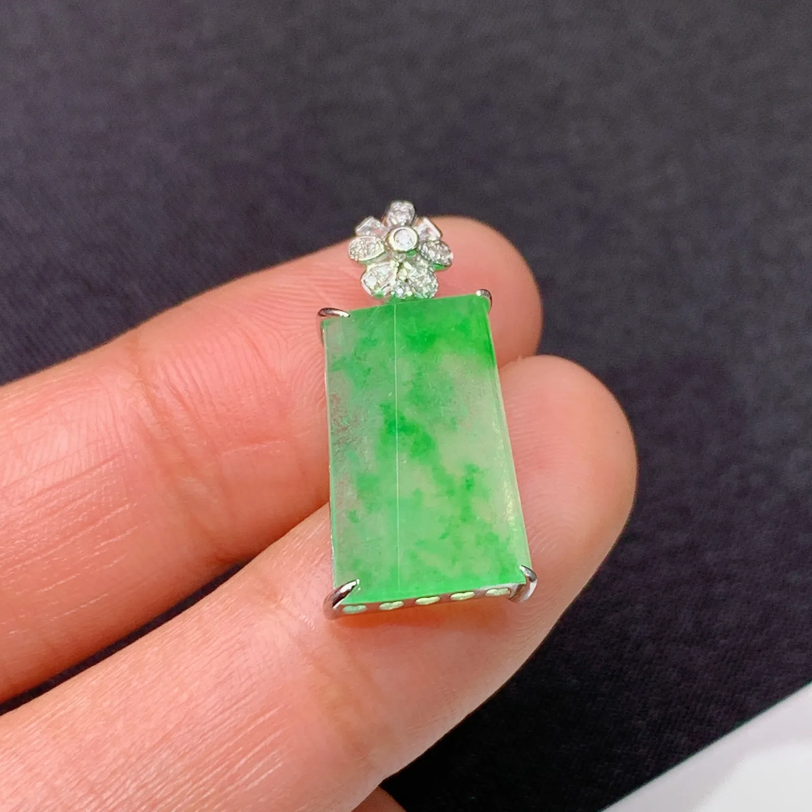 冰飘绿无事牌吊坠，18k金镶嵌，冰润色阳，玉质细腻，种水足 尺寸22.9*10.6*5