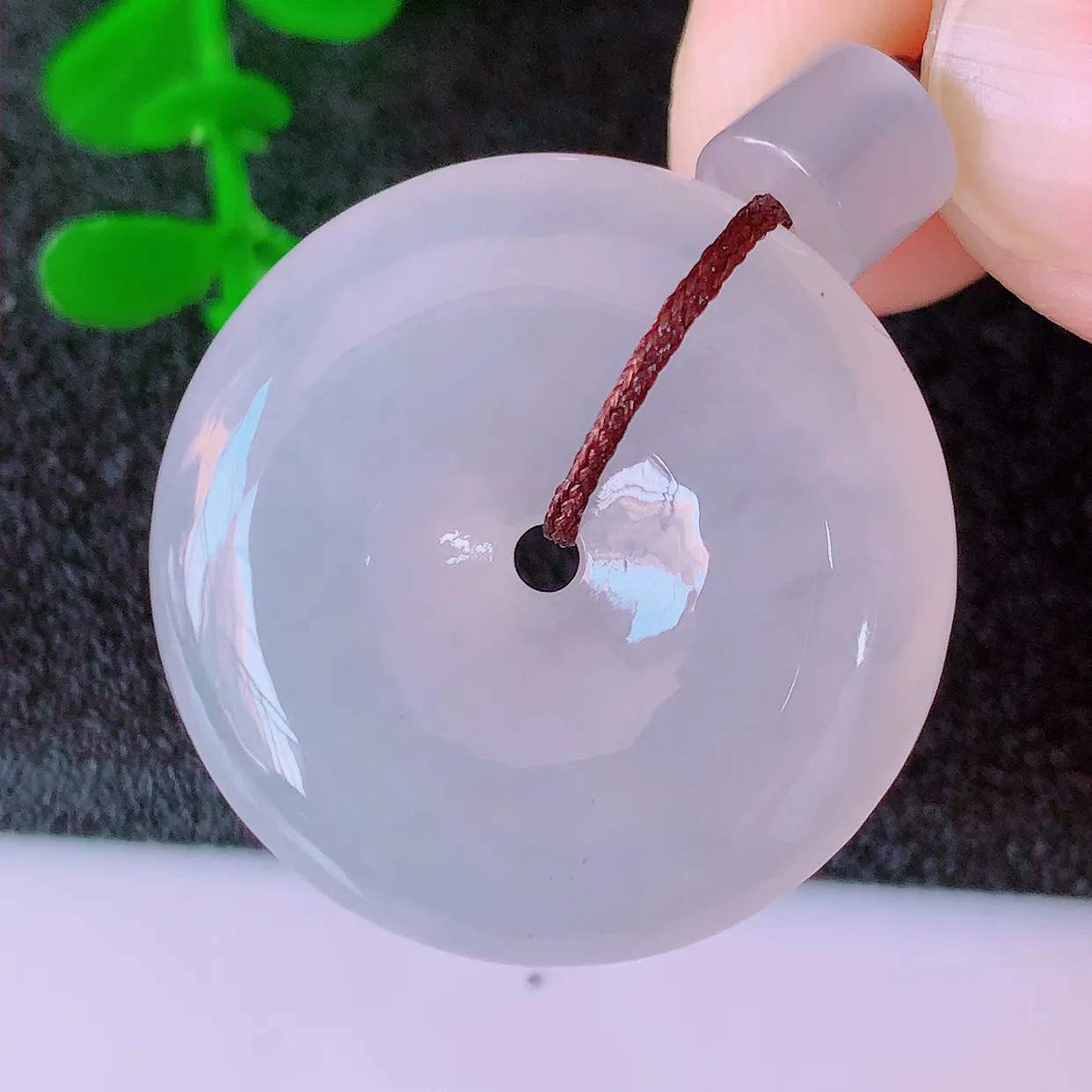 自然光实拍，冰种翡翠平安扣吊坠，形体饱满圆润，平安扣肥嘟嘟的，平平安安，种水很好，配戴精美！#41.5