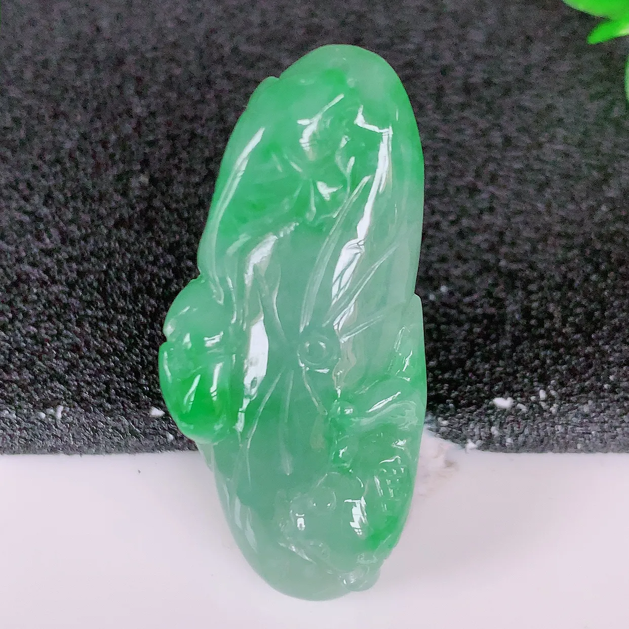 自然光实拍，冰润飘绿翡翠荷叶鱼、和和美美玉坠，财源广进，自然隐逸、荷本是素不着尘之物，有和美之寓意。#05.3