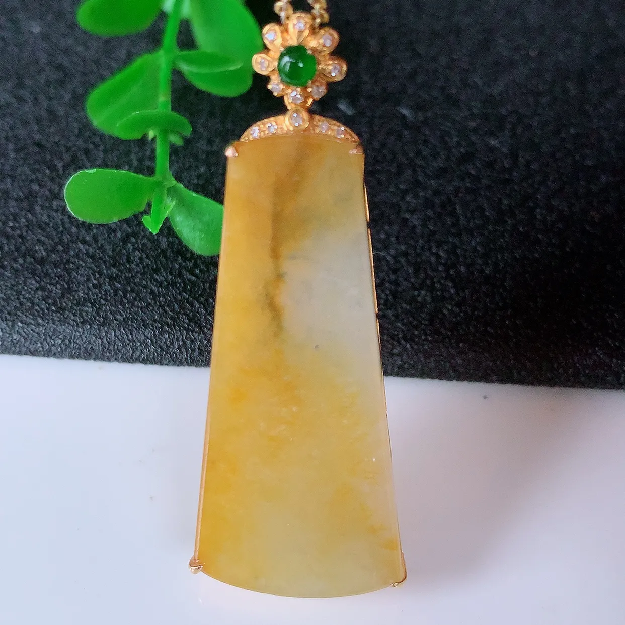 自然光实拍，18K金镶嵌水润黄翡双彩翡翠平安无事牌吊坠，平平安安，无事牌翠色灵动，佩戴平安时尚！#0