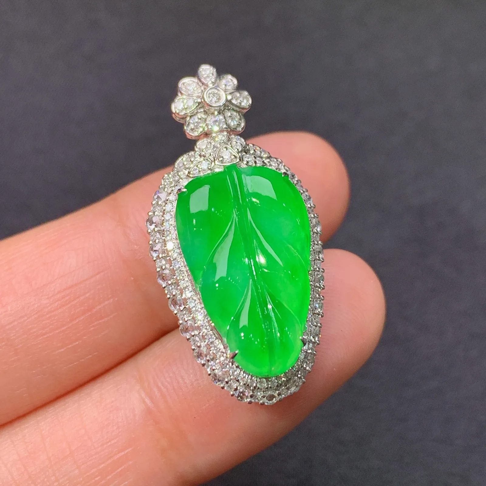 冰阳绿树叶吊坠，18k金镶嵌，色泽鲜阳，冰润细腻，种水足 尺寸30.1*15.1*9.8