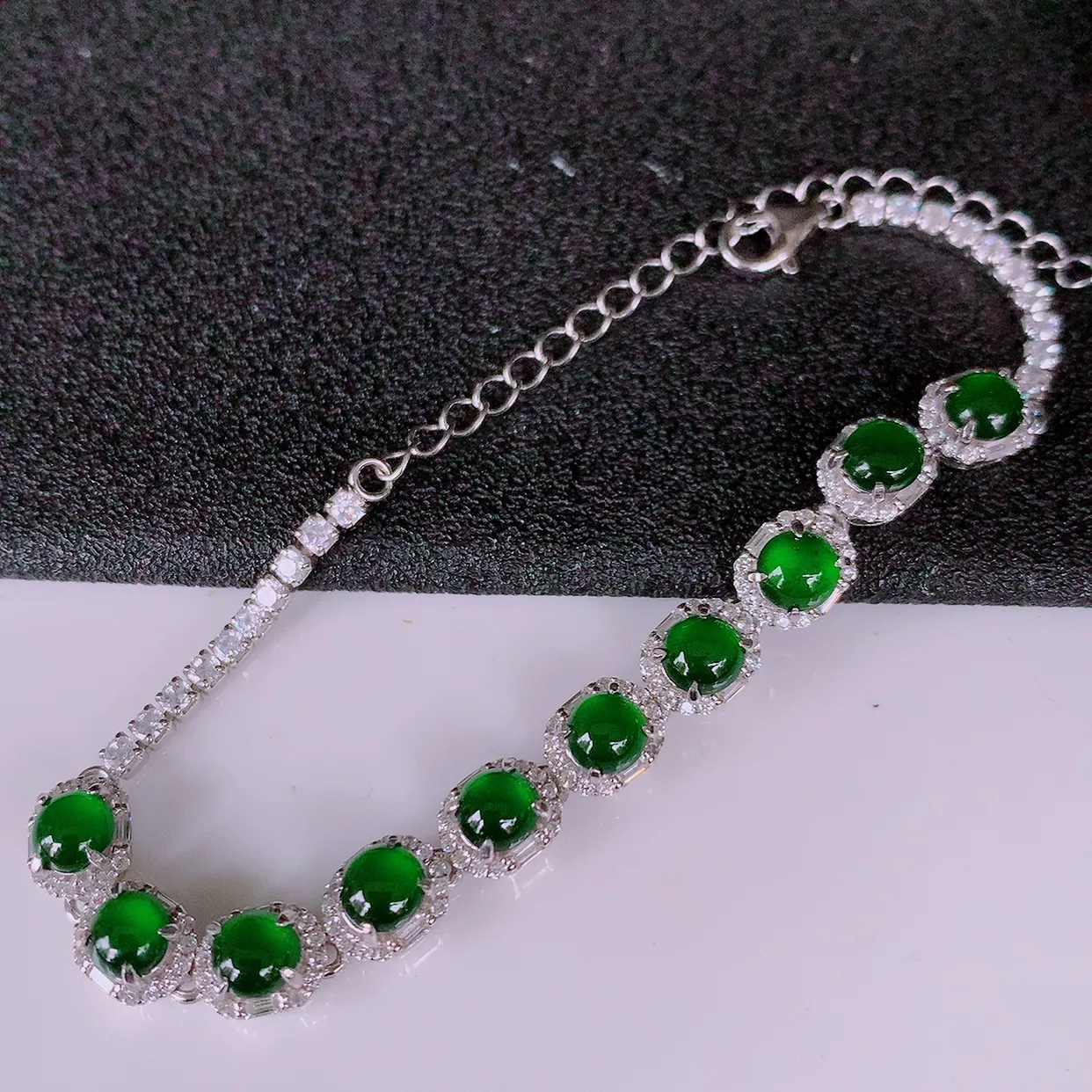 冰透满绿翡翠925银镶嵌手链，自然光实拍，翠色灵动，颜色漂亮，种老水足，品相佳，佩戴佳品！#97.3取一整体7.2*6*5.2裸石4.5*4.5