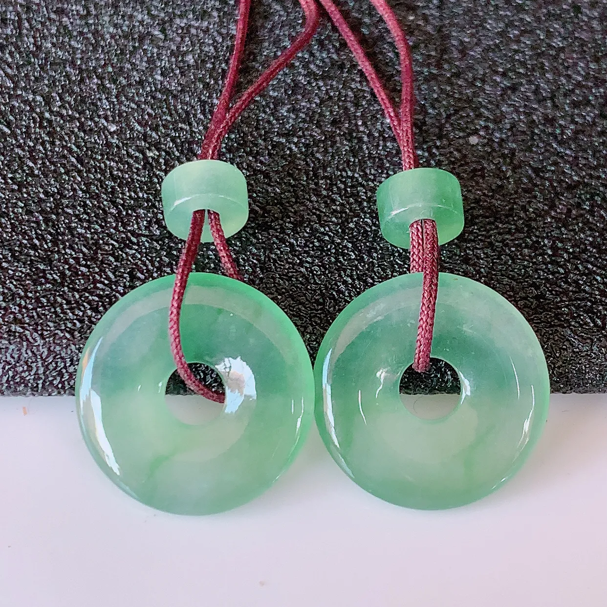 自然光实拍，冰种飘花翡翠一对平安扣耳坠，翠色灵动，玉质细腻，颜色漂亮，品相佳，佩戴佳品！配图银线 #