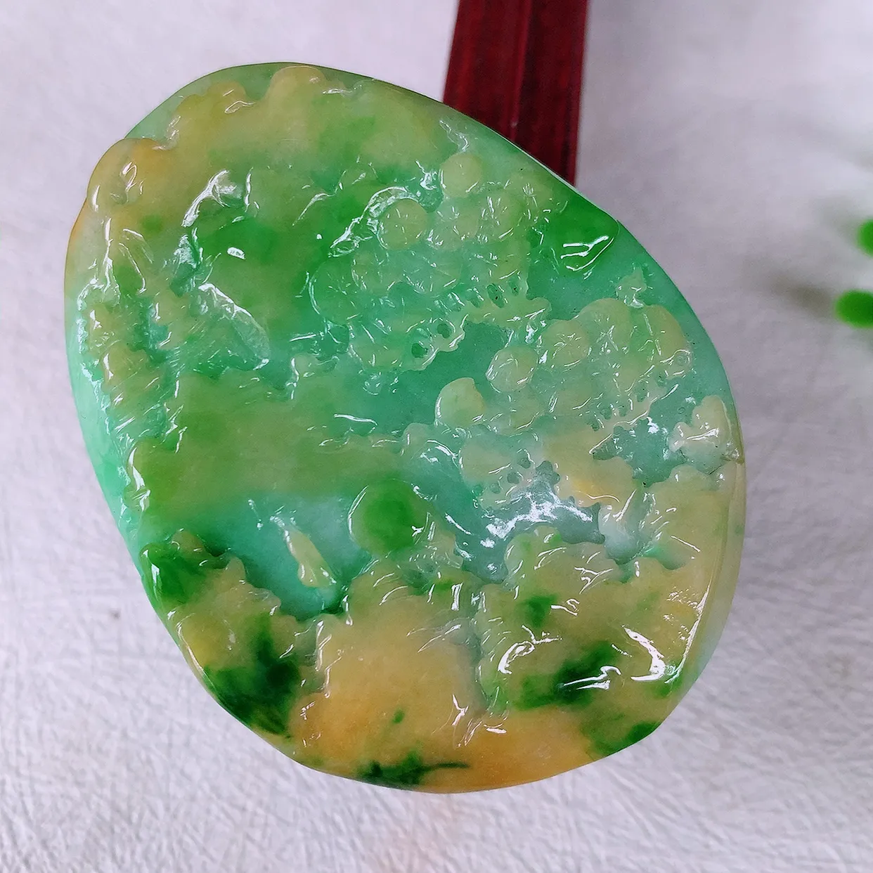 自然光实拍，冰润黄加绿翡翠山水牌吊坠，寓意“常青、背靠大山、水（财）长流、平安之意”生机盎然的翠意，一眼既心醉，雕工精致，佩戴效果优雅迷人！#97.3