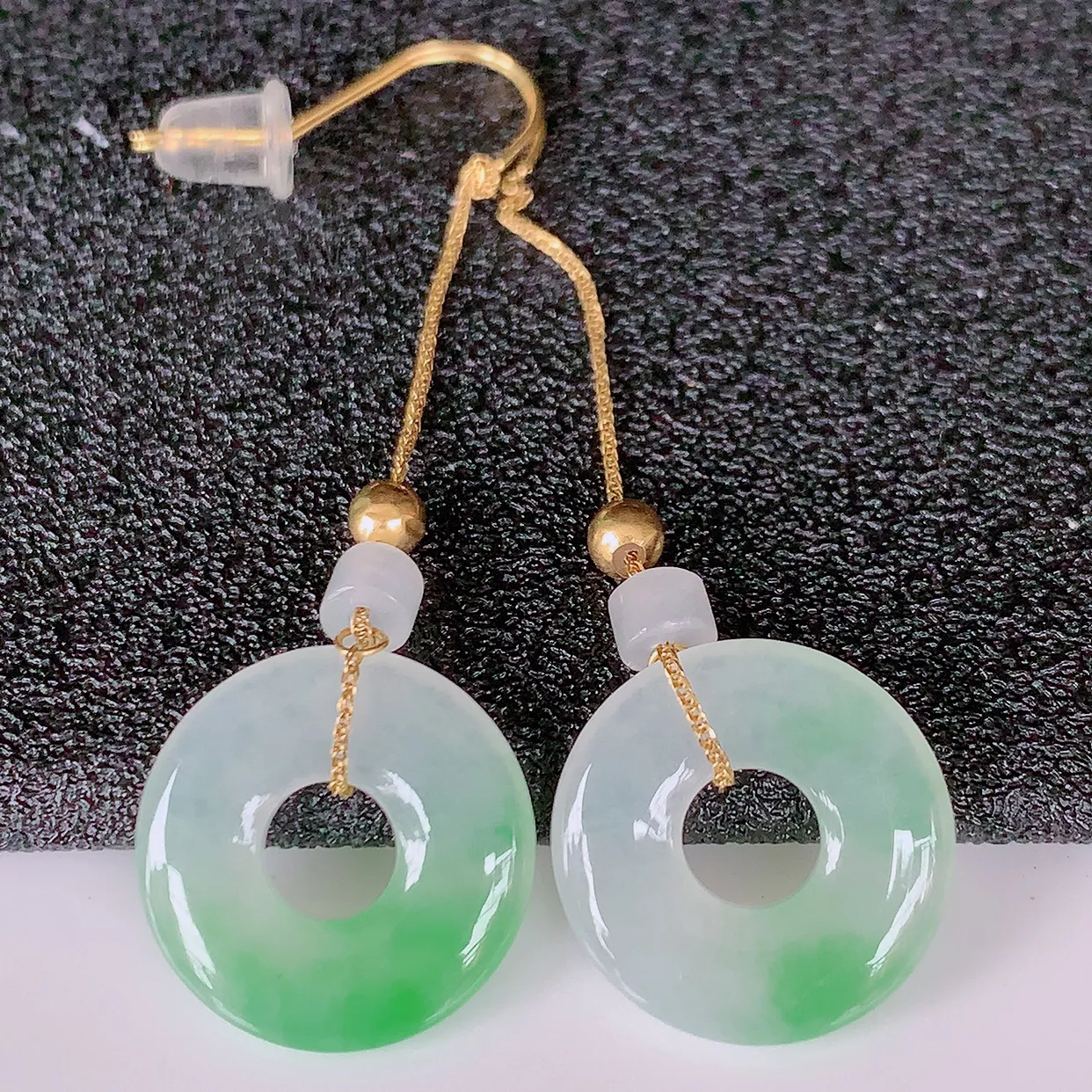 18k金镶嵌冰种飘绿翡翠平安扣耳坠，沁人心脾，耳坠佩戴效果大气出众，尽显气质。种水好，胶感足，颜相当漂亮，高性价比值得入手品鉴！#41.3整体47裸石13.8*2.8mm