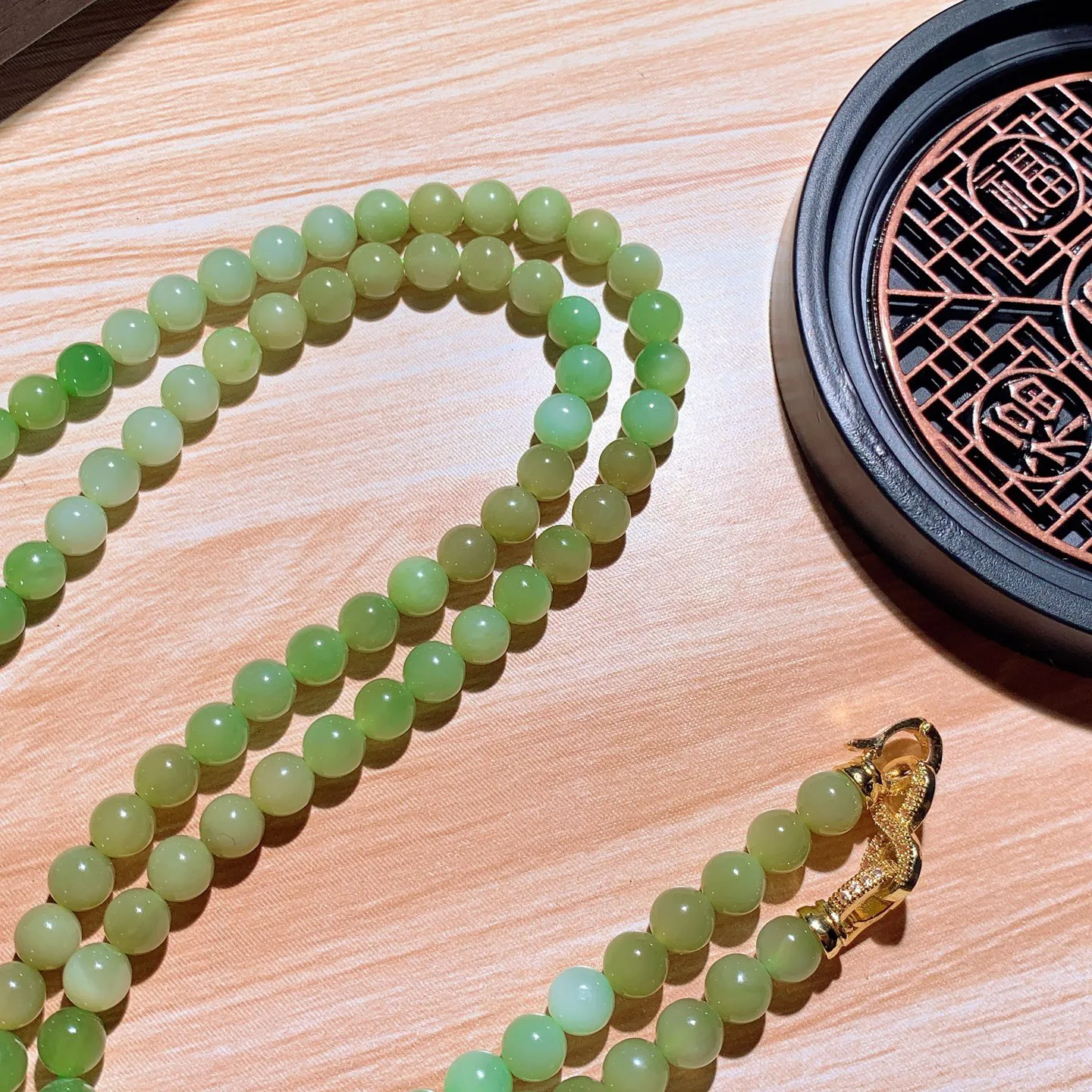 和田玉薄荷绿俄罗斯碧玉108佛珠项链。单颗尺寸6重36.5克。玉质细腻油润。手推出油。佩戴高端典雅。lt251205