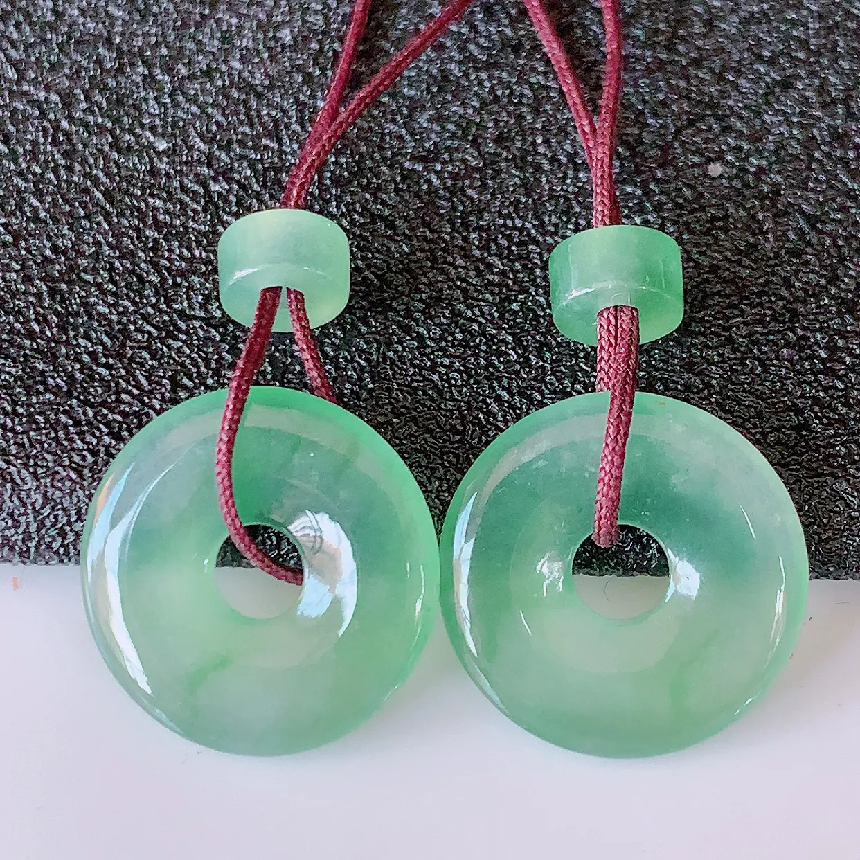 自然光实拍，冰种飘花翡翠一对平安扣耳坠，翠色灵动，玉质细腻，颜色漂亮，品相佳，佩戴佳品！配图银线 #1.5